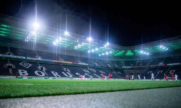 Ein Blick auf das Spielfeld im Gladbacher Borussia-Park während eines Bundesliga-Spieles, das wegen der Coronakrise ohne Zuschauern ausgetragen wird.