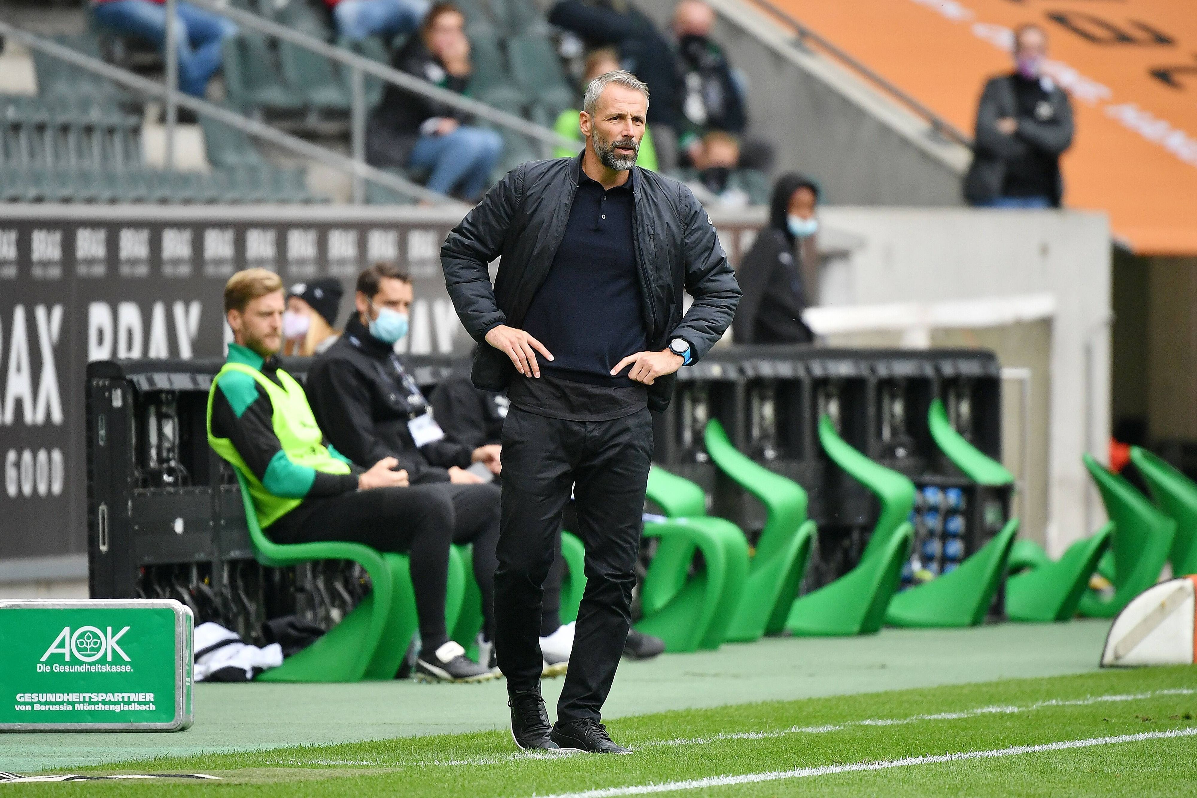 Trainer Marco Rose von Borussia Mönchengladbach beobachtet an der Seitenlinie das Geschehen auf dem Spielfeld.