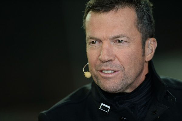 Lothar Matthäus spricht als Kommentator während einer Fußball-Übertragung.