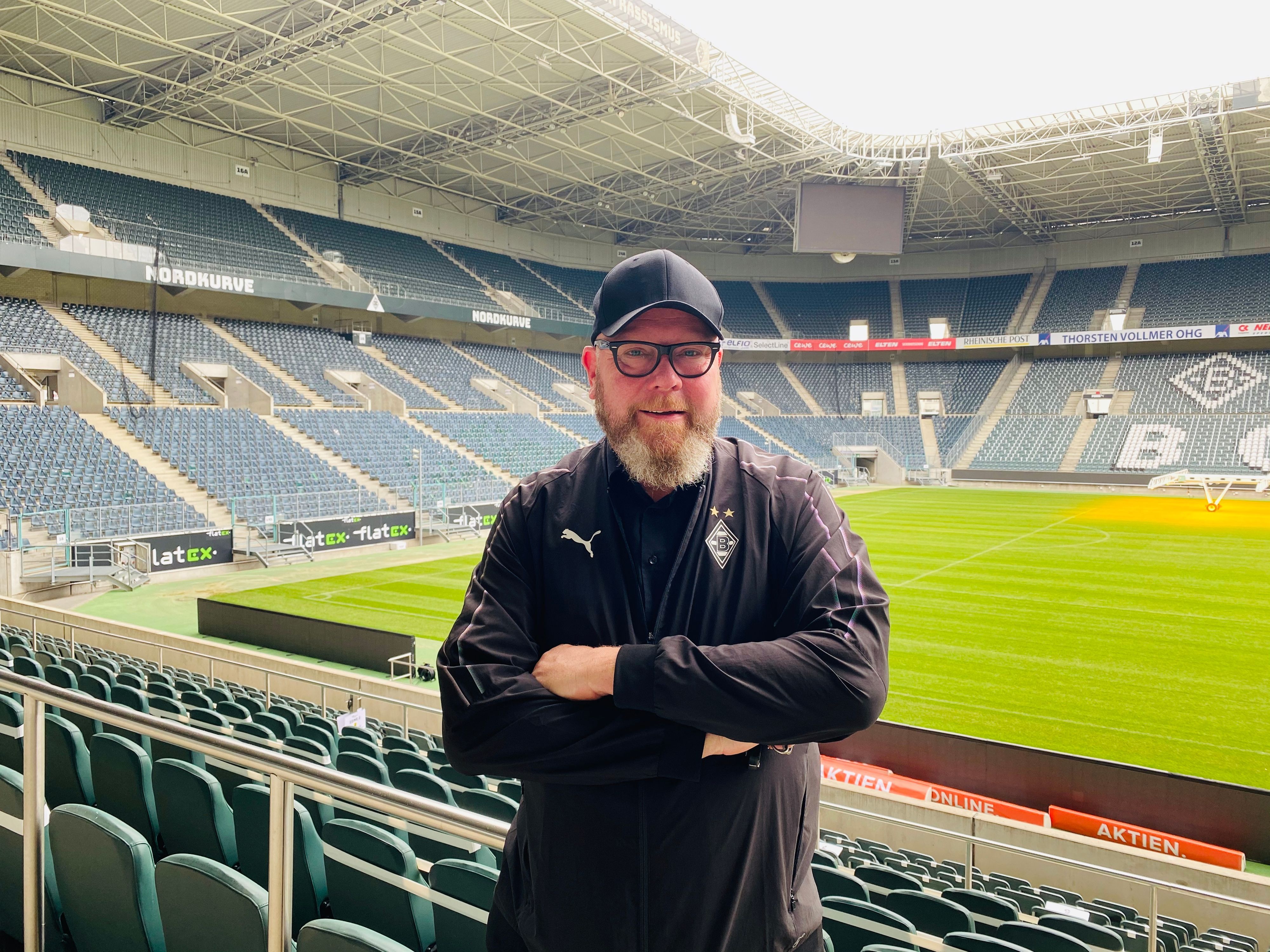 Borussias Fanbeauftragter Thomas „Tower“ Weinmann steht im Borussia-Park und schaut in die Kamera des GladbachLIVE-Fotografen.