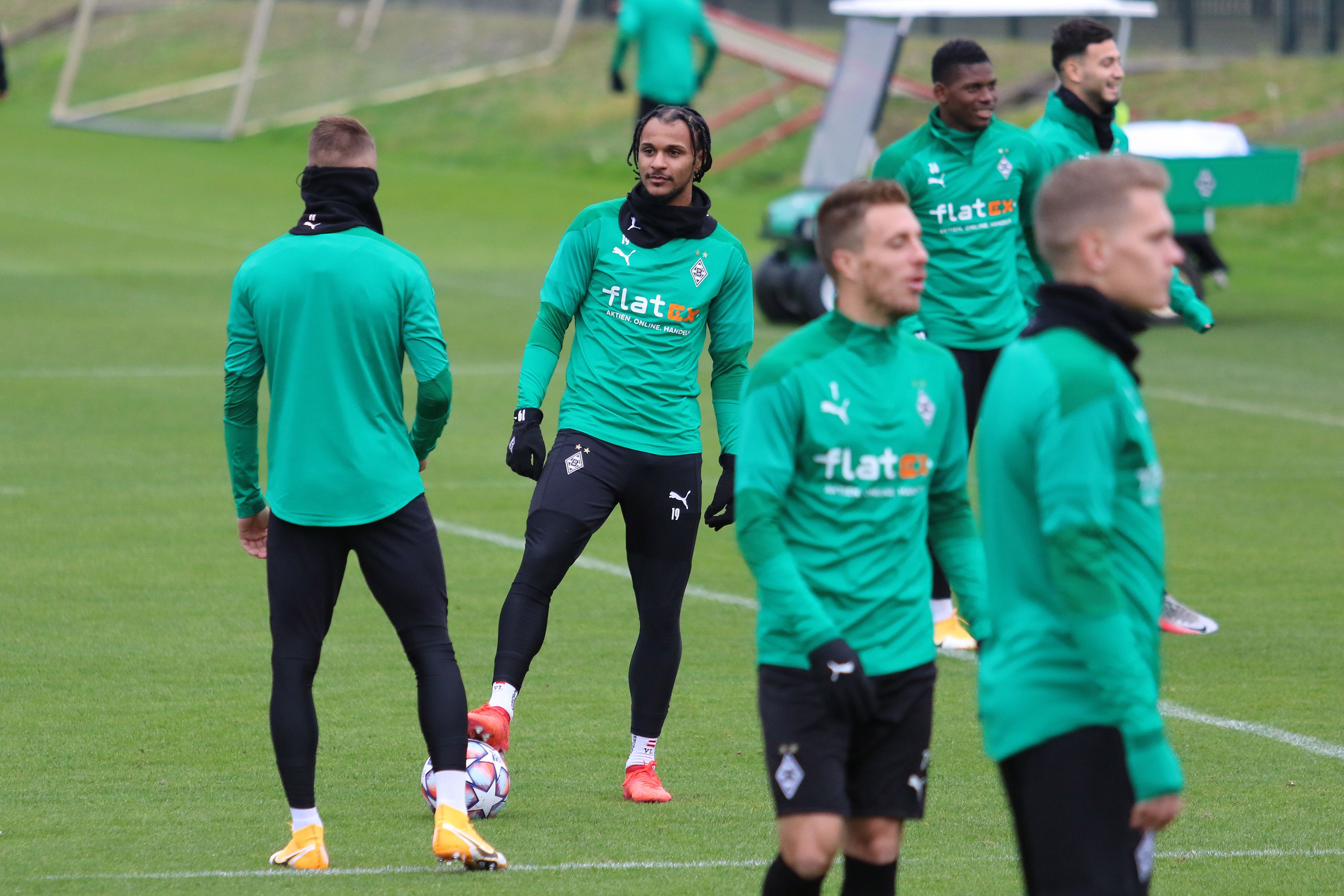 Valentino Lazaro am Ball auf dem Trainingsplatz im Borussia-Park.