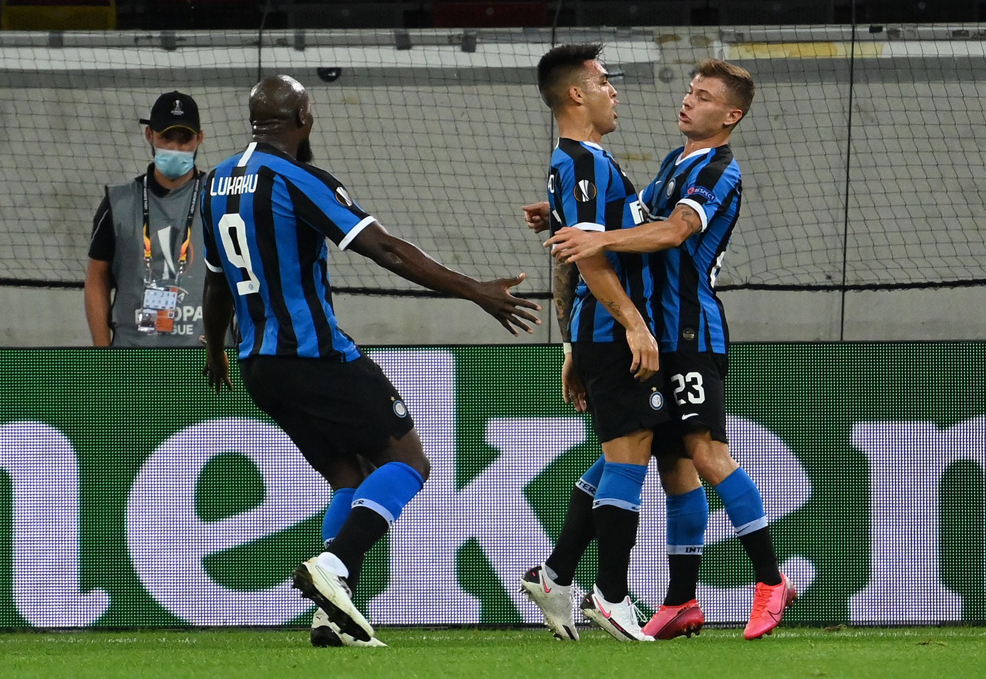 Inter Mailands Romelu Lukaku (l.), Lautaro Martínez (m.) und Nicoló Barella (r.) feiern nach einem Treffer gegen Schachtar Donezk im Europa-Leauge-Halbfinale.