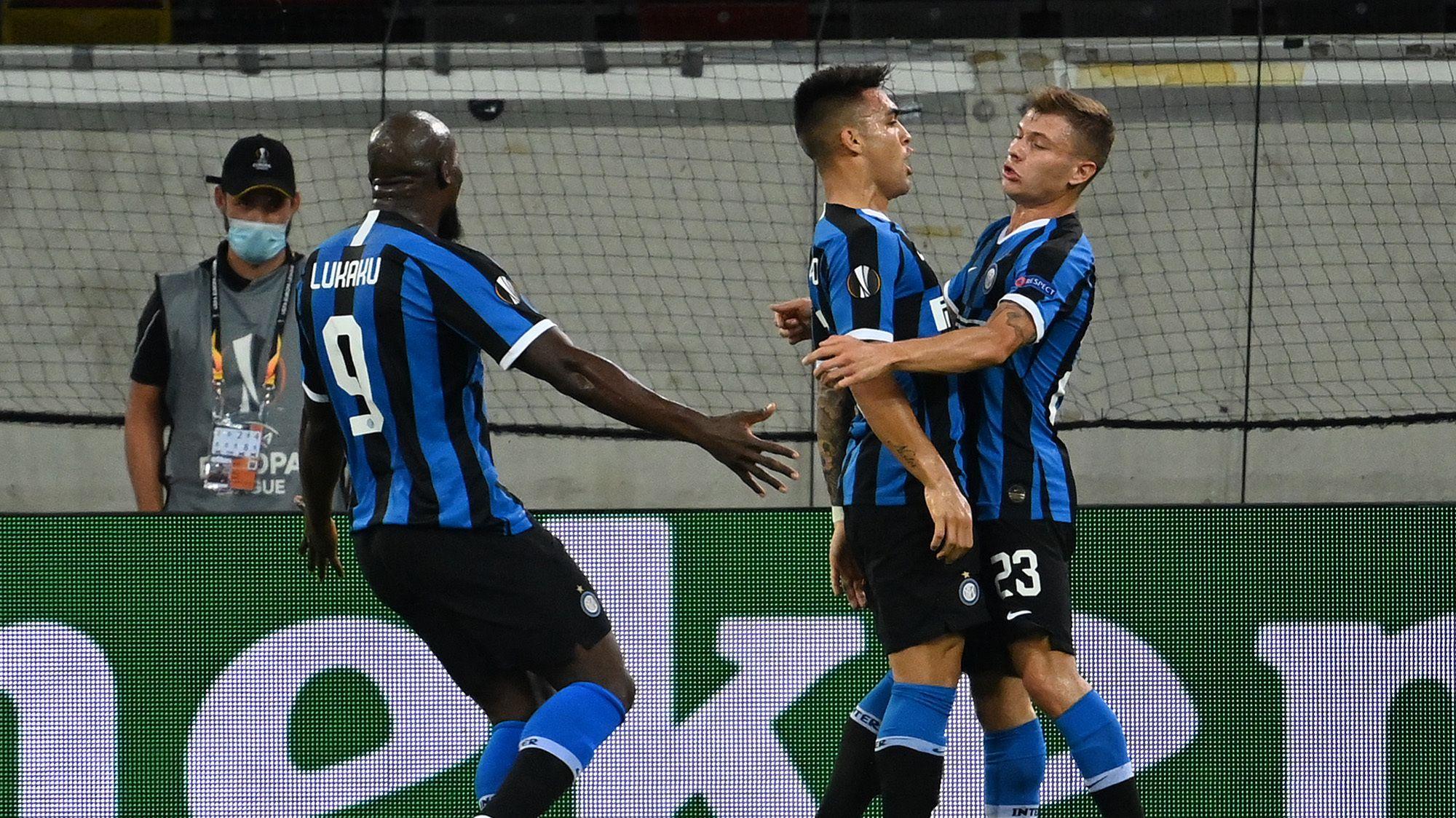 Inter Mailands Romelu Lukaku (l.), Lautaro Martínez (m.) und Nicoló Barella (r.) feiern nach einem Treffer gegen Schachtar Donezk im Europa-Leauge-Halbfinale.