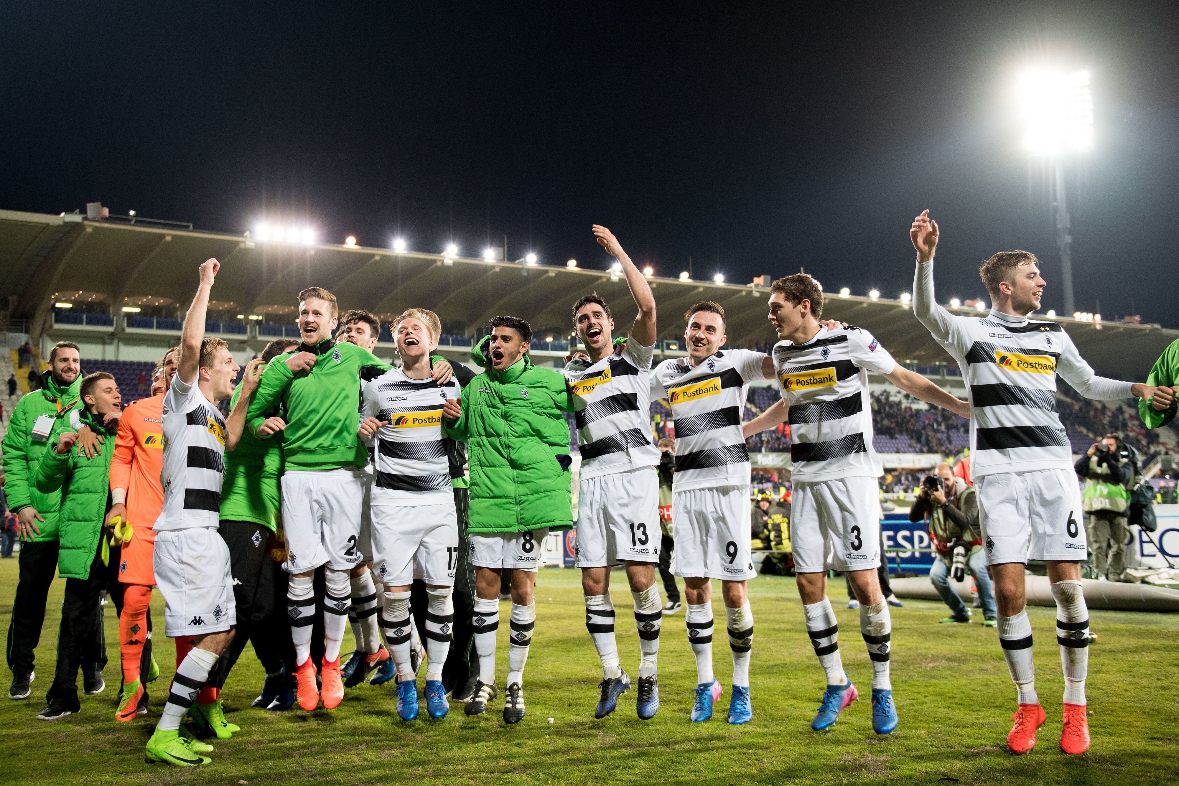 Gladbach feiert nach dem Sieg gegen Florenz im Februar 2017 mit den mitgereisten Fans.
