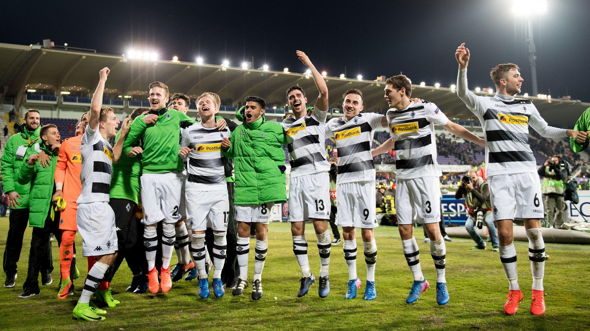 Gladbach feiert nach dem Sieg gegen Florenz im Februar 2017 mit den mitgereisten Fans.