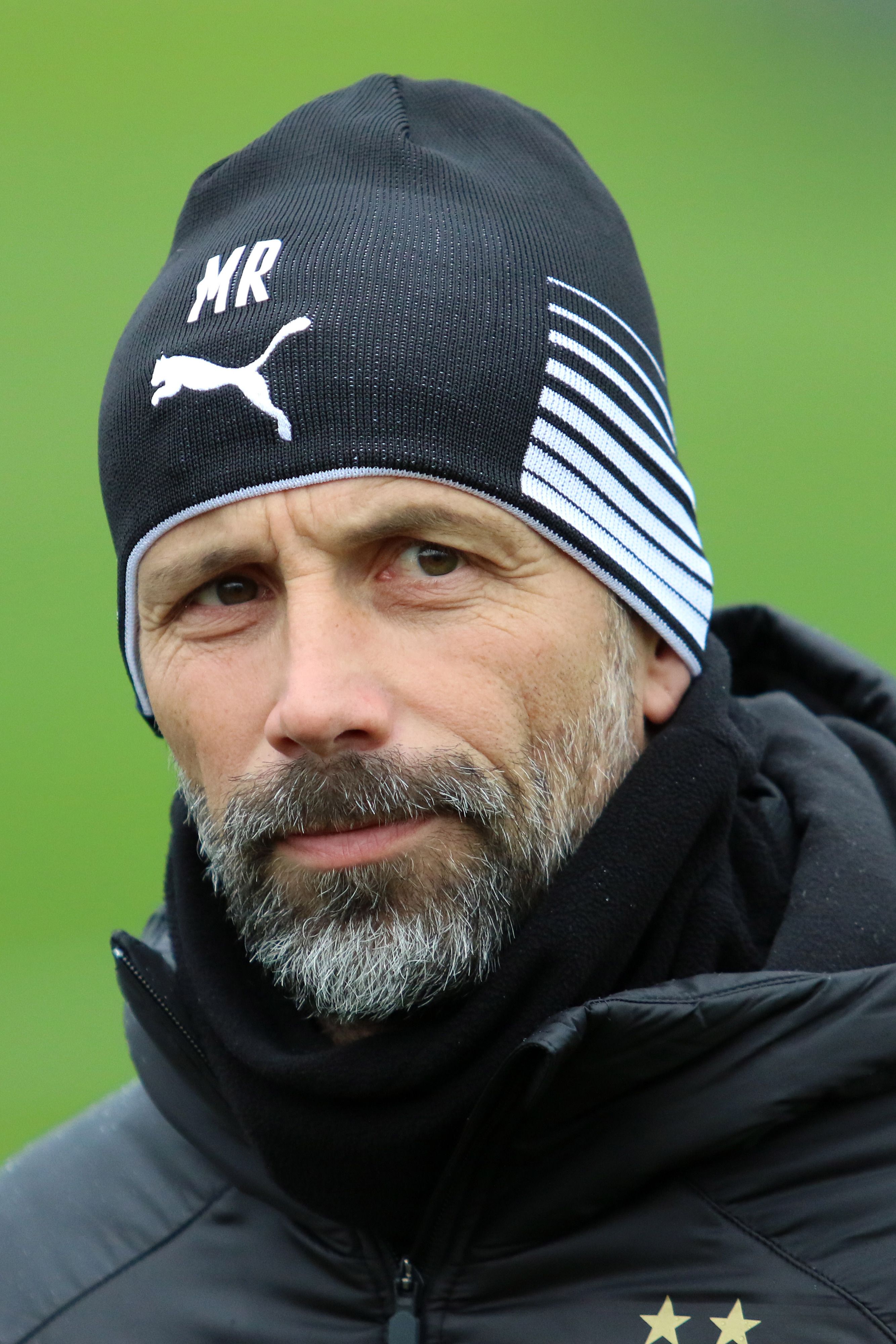Borussia Mönchengladbachs Trainer Marco Rose schaut fokussiert.