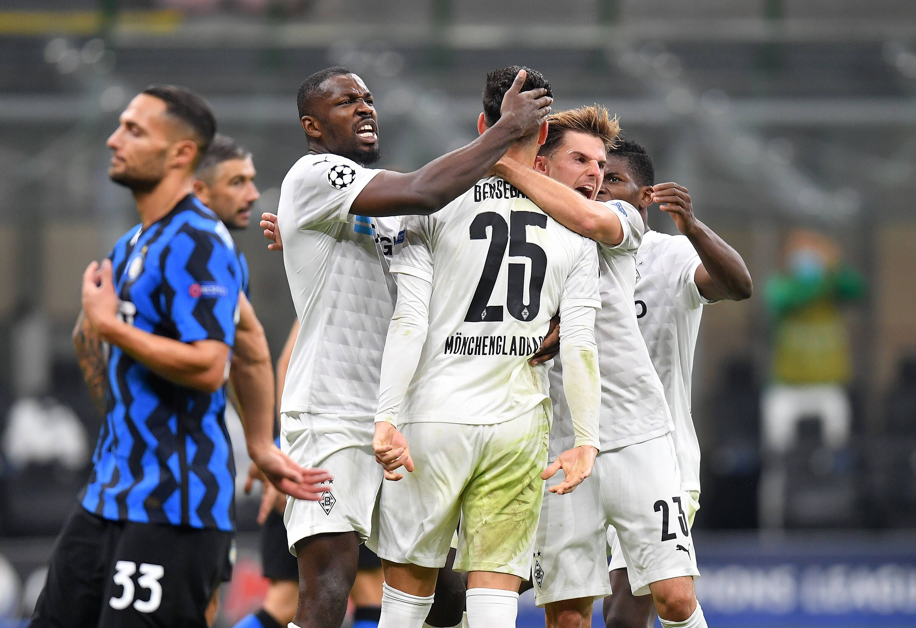 Borussia Mönchengladbach bejubelt ein Tor im Champions-League-Match bei Inter Mailand.