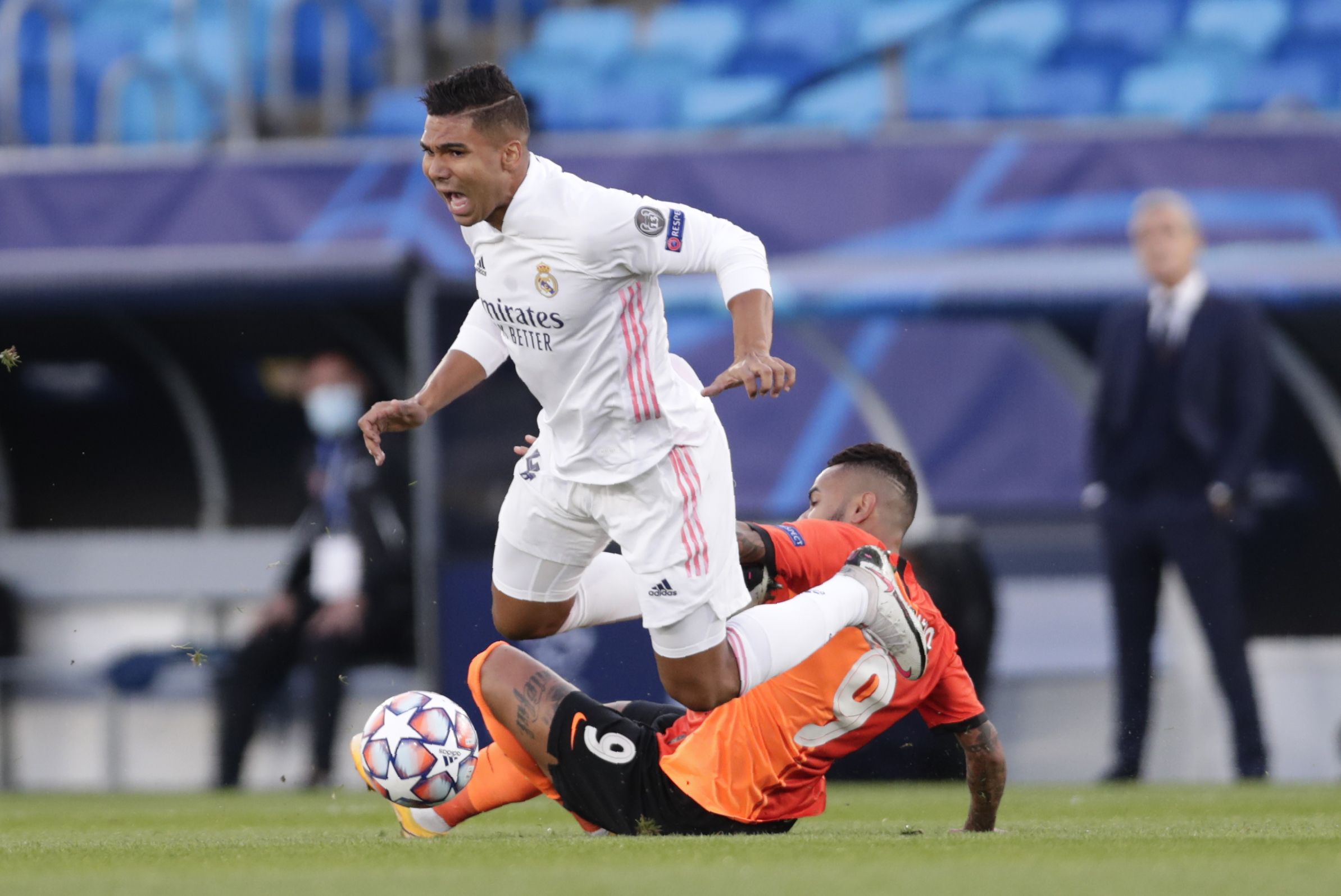 Mittelfeld-Star Casemiro wird bei Reals 2:3-Niederlage gegen Schachtar Donezk von den Beinen geholt.