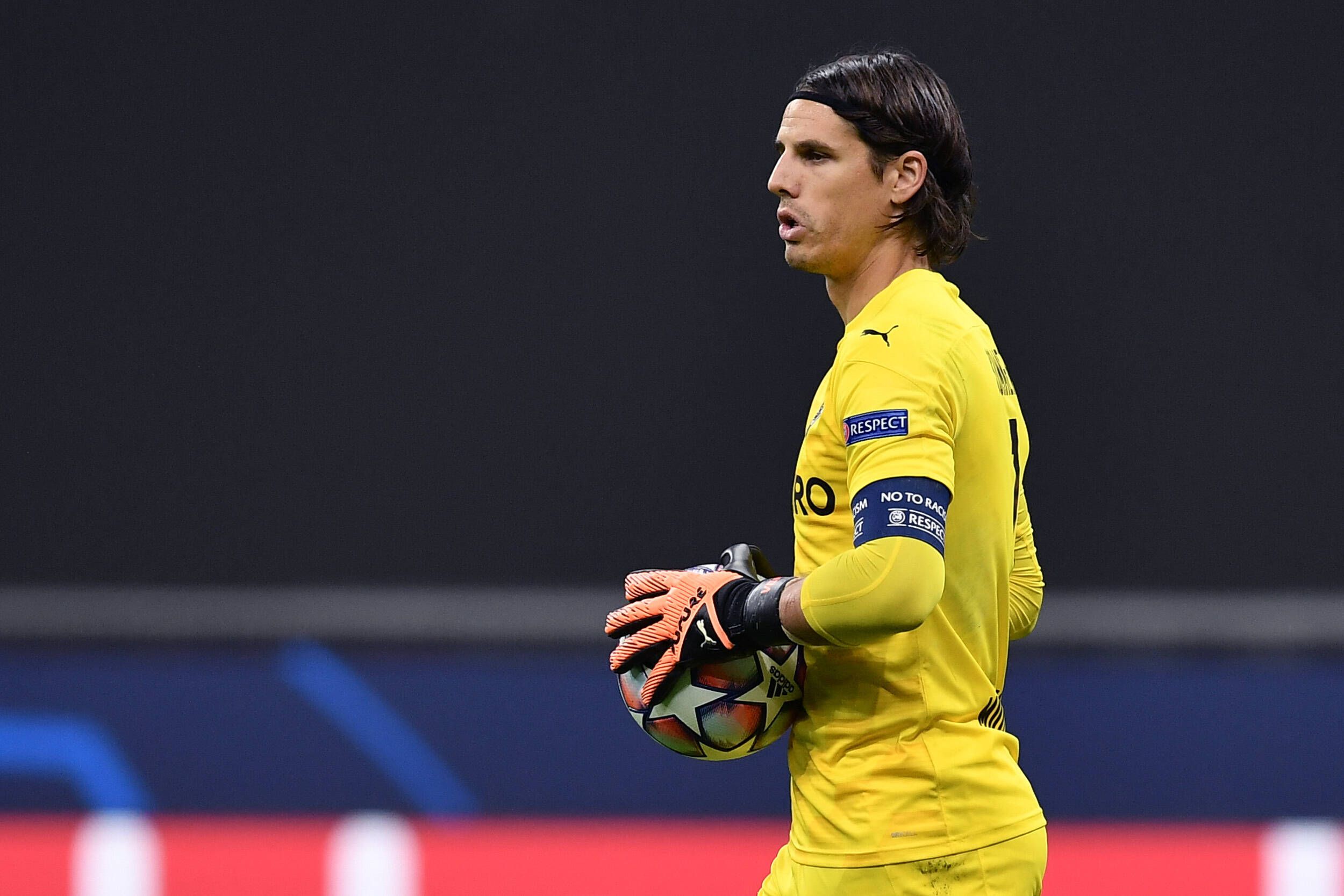 Yann Sommer, Torhüter von Borussia Mönchengladbach, hält den Ball fest.