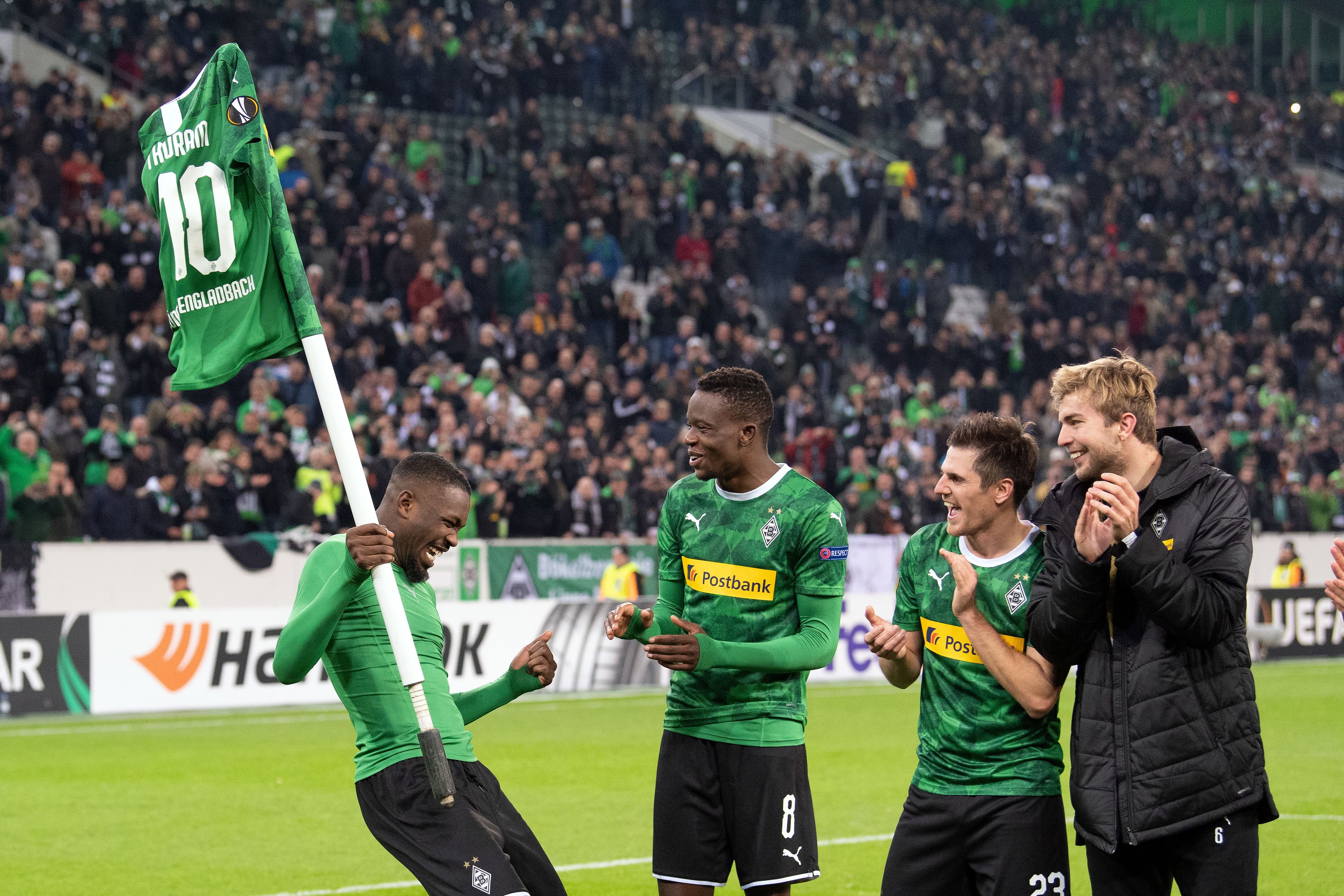 Die Fohlen feiern nach Gladbachs Sieg gegen AS Rom in der Europa League.