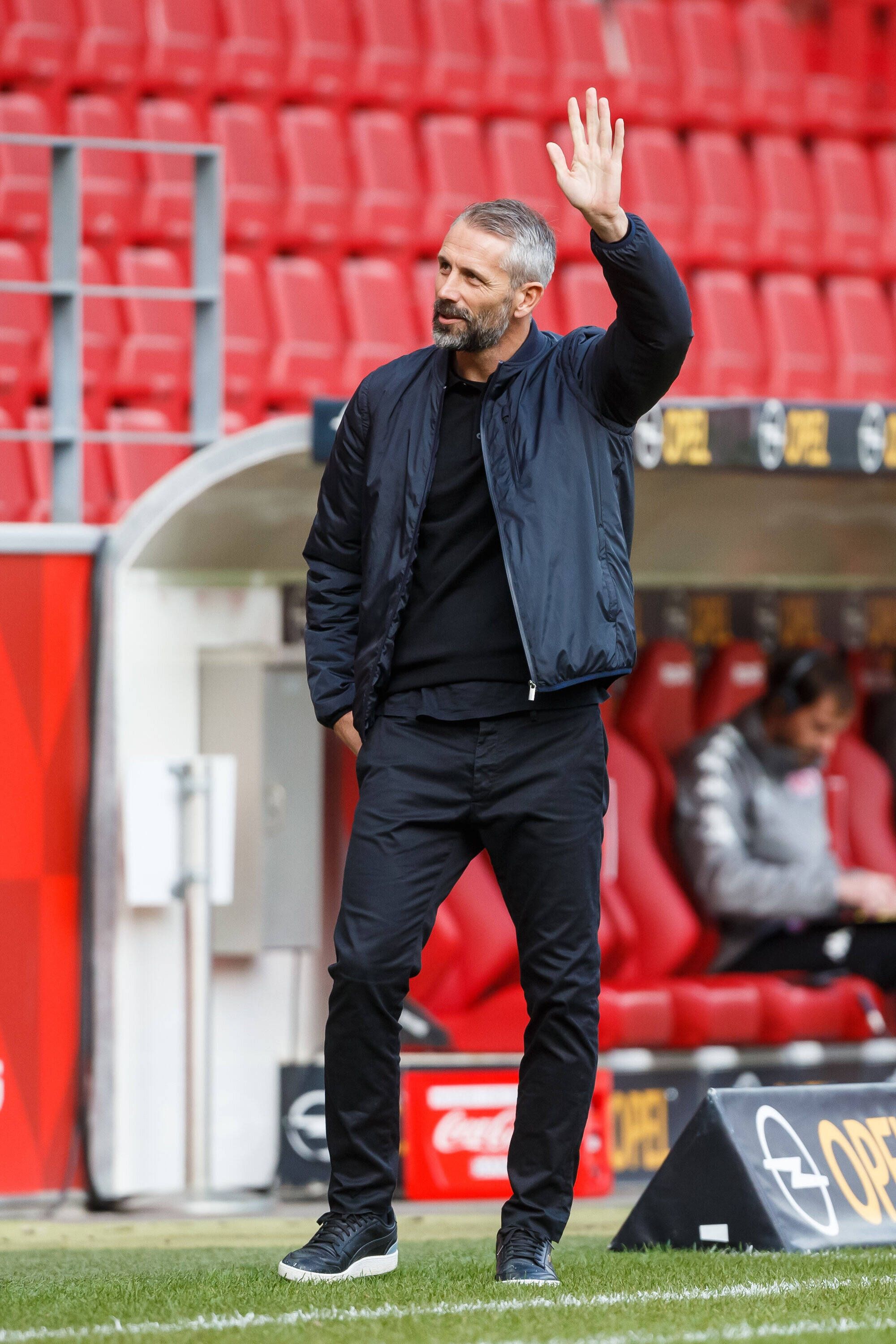 Borussia-Trainer Marco Rose winkt am Spielfeldrand in Mainz.