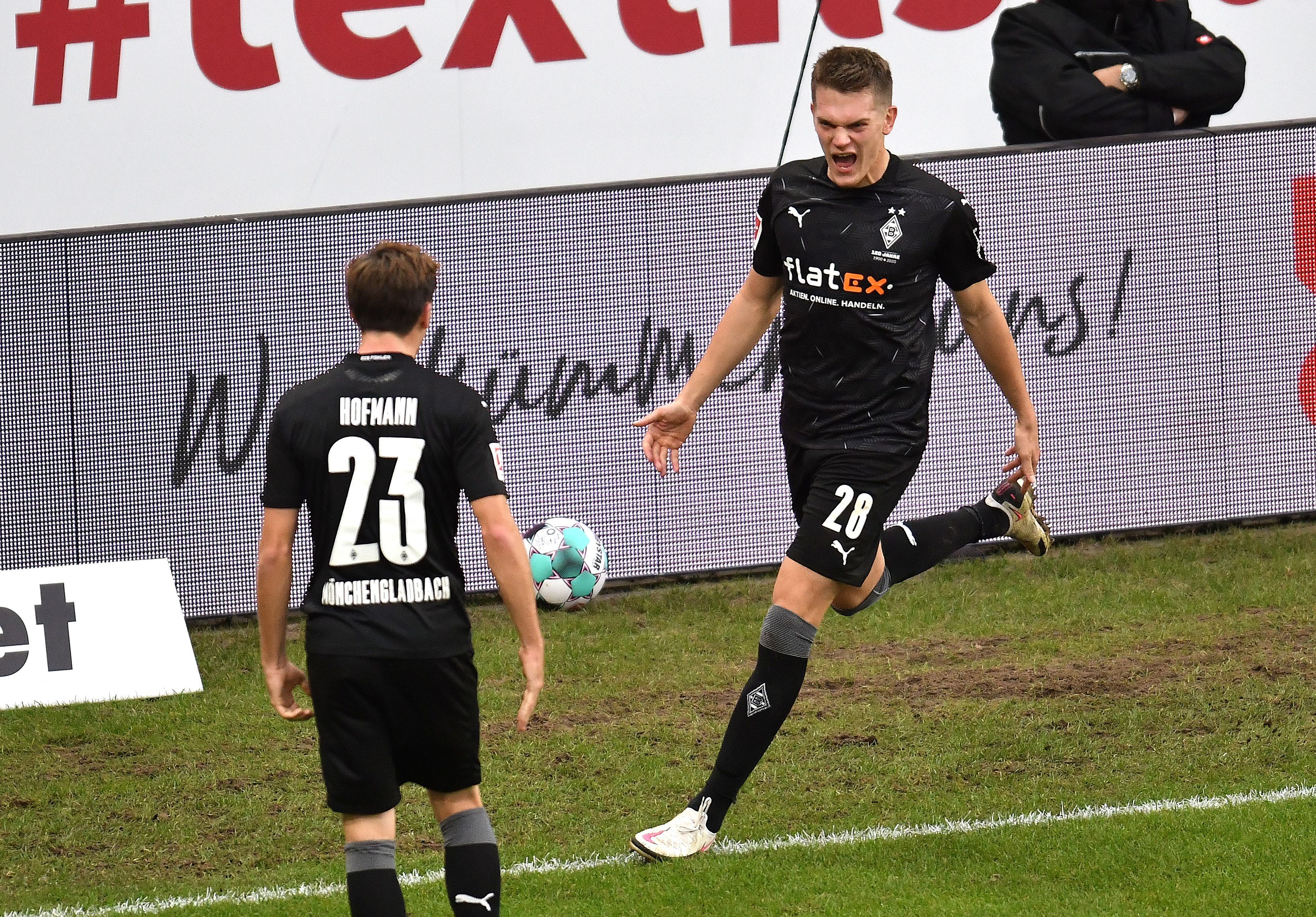 Die Torschützen Jonas Hofmann (l.) und Matthias Ginter (r.) feiern den Treffer zum 3:2 in Mainz.