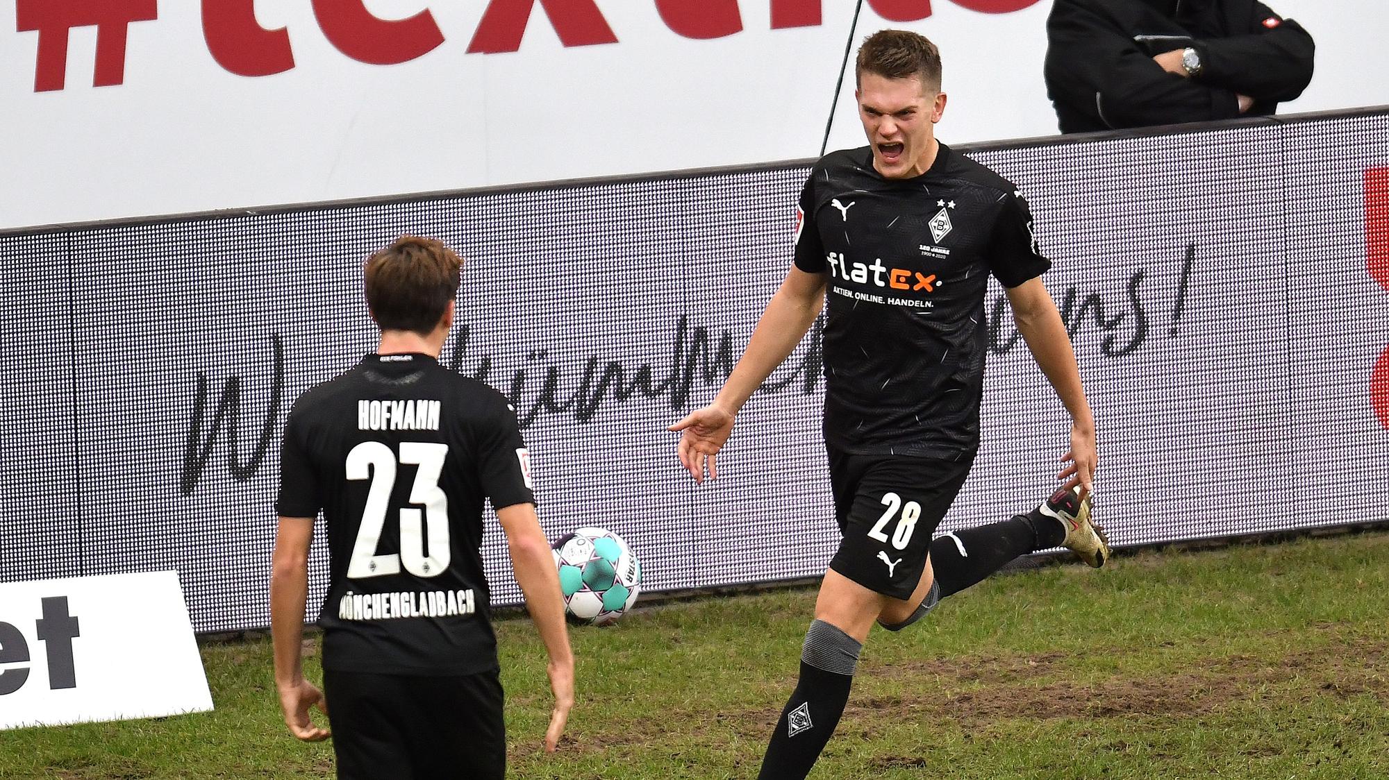Die Torschützen Jonas Hofmann (l.) und Matthias Ginter (r.) feiern den Treffer zum 3:2 in Mainz.