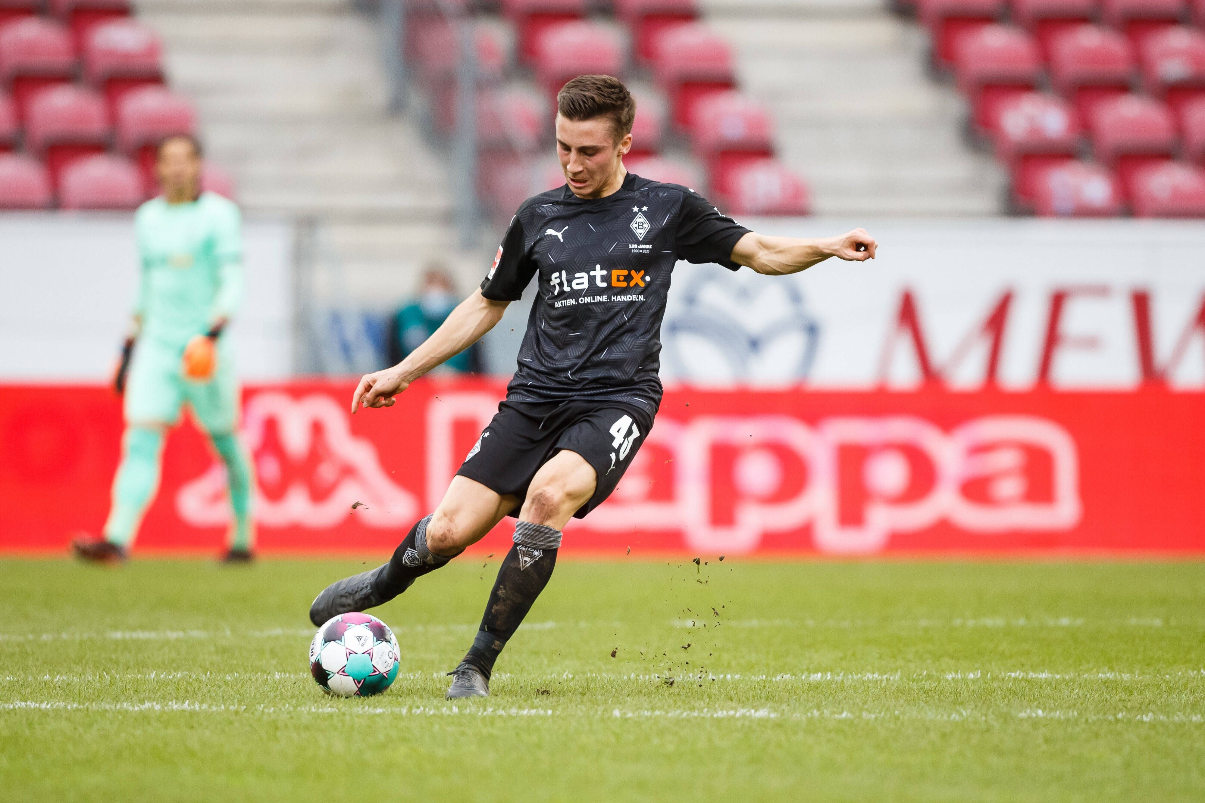 Borussias Rocco Reitz am Ball beim Spiel in Mainz.