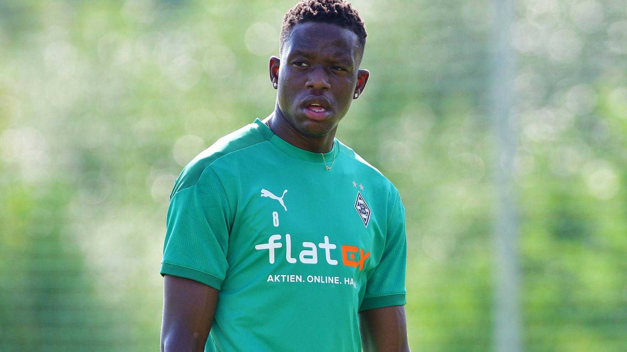 Denis Zakaria lacht beim Training in die Kamera.
