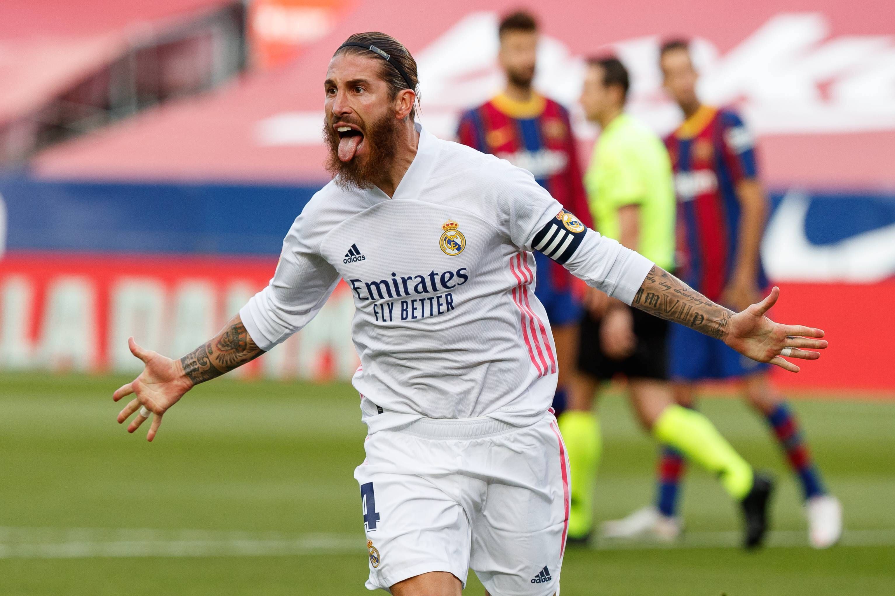 Abwehrspieler Sergio Ramos, Kapitän von Real Madrid, jubelt mit ausgebreiteten Armen über einen Sieg in der spanischen Liga beim Rivalen FC Barcelona.