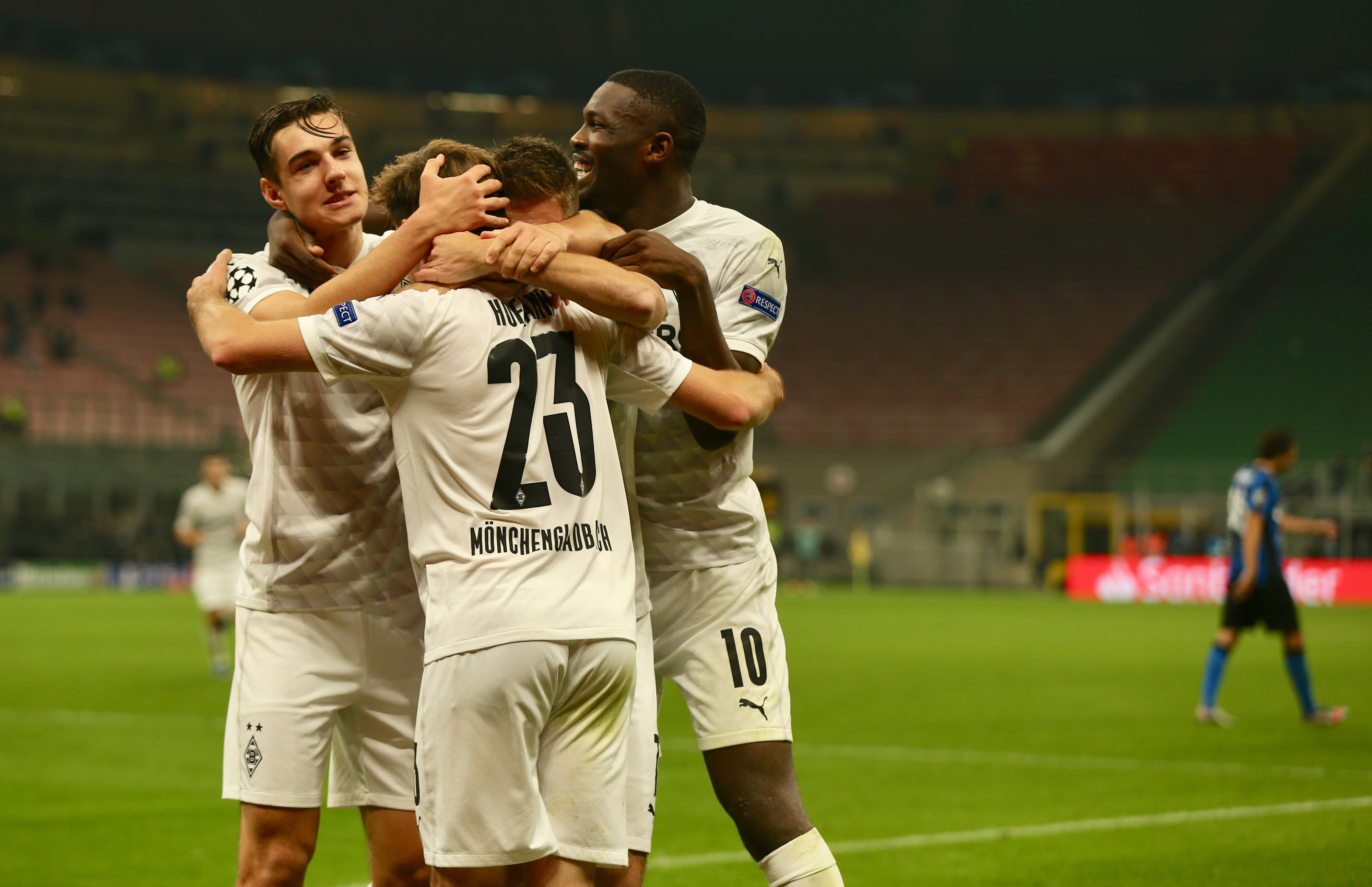 Florian Neuhaus, Jonas Hofmann, Patrick Herrmann und Marcus Thuram (v.l.) jubeln im Mailänder Giuseppe-Meazza-Stadion.