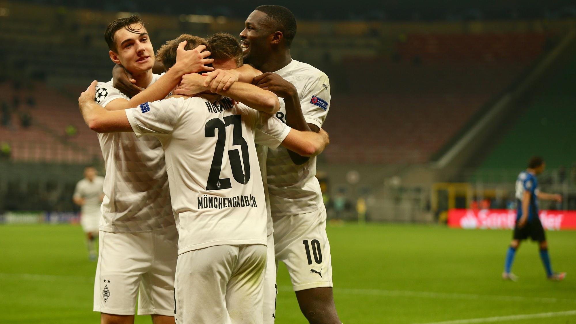 Florian Neuhaus, Jonas Hofmann, Patrick Herrmann und Marcus Thuram (v.l.) jubeln im Mailänder Giuseppe-Meazza-Stadion.