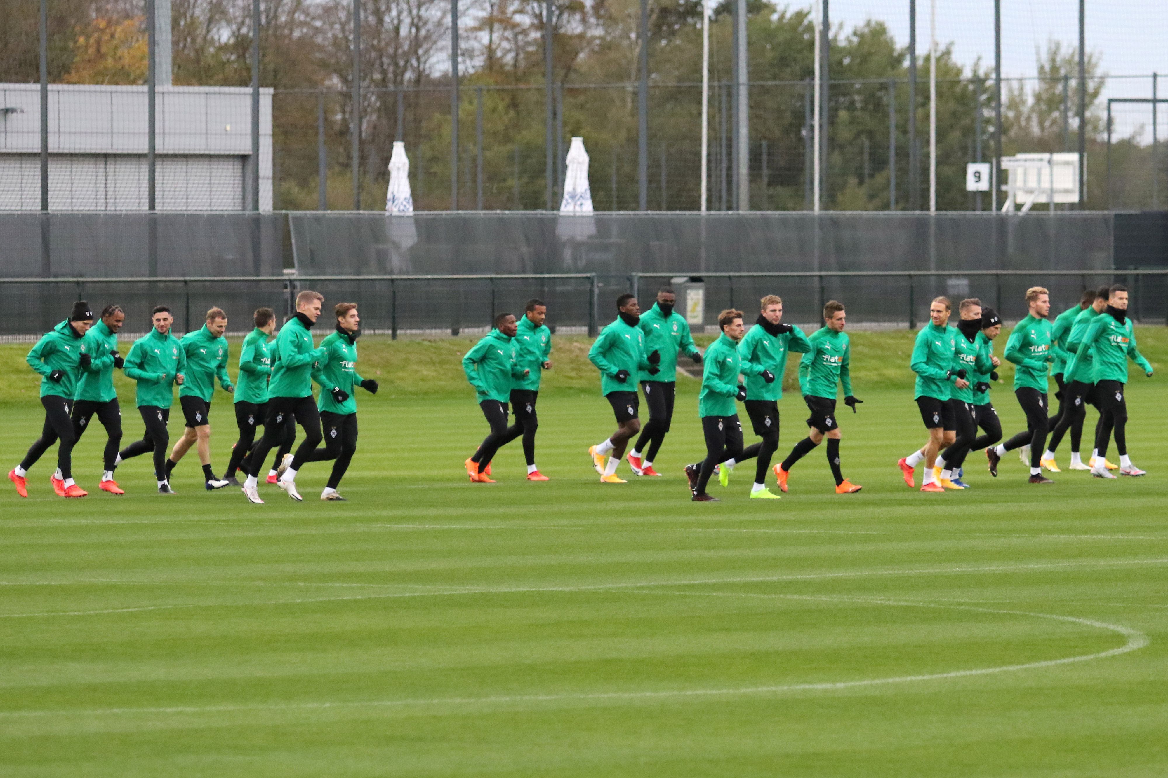 Die Mannschaft von Borussia Mönchengladbach beim letzten öffentlichen Training vor der Partie gegen Real Madrid auf dem Trainingsplatz im Borussia-Park.