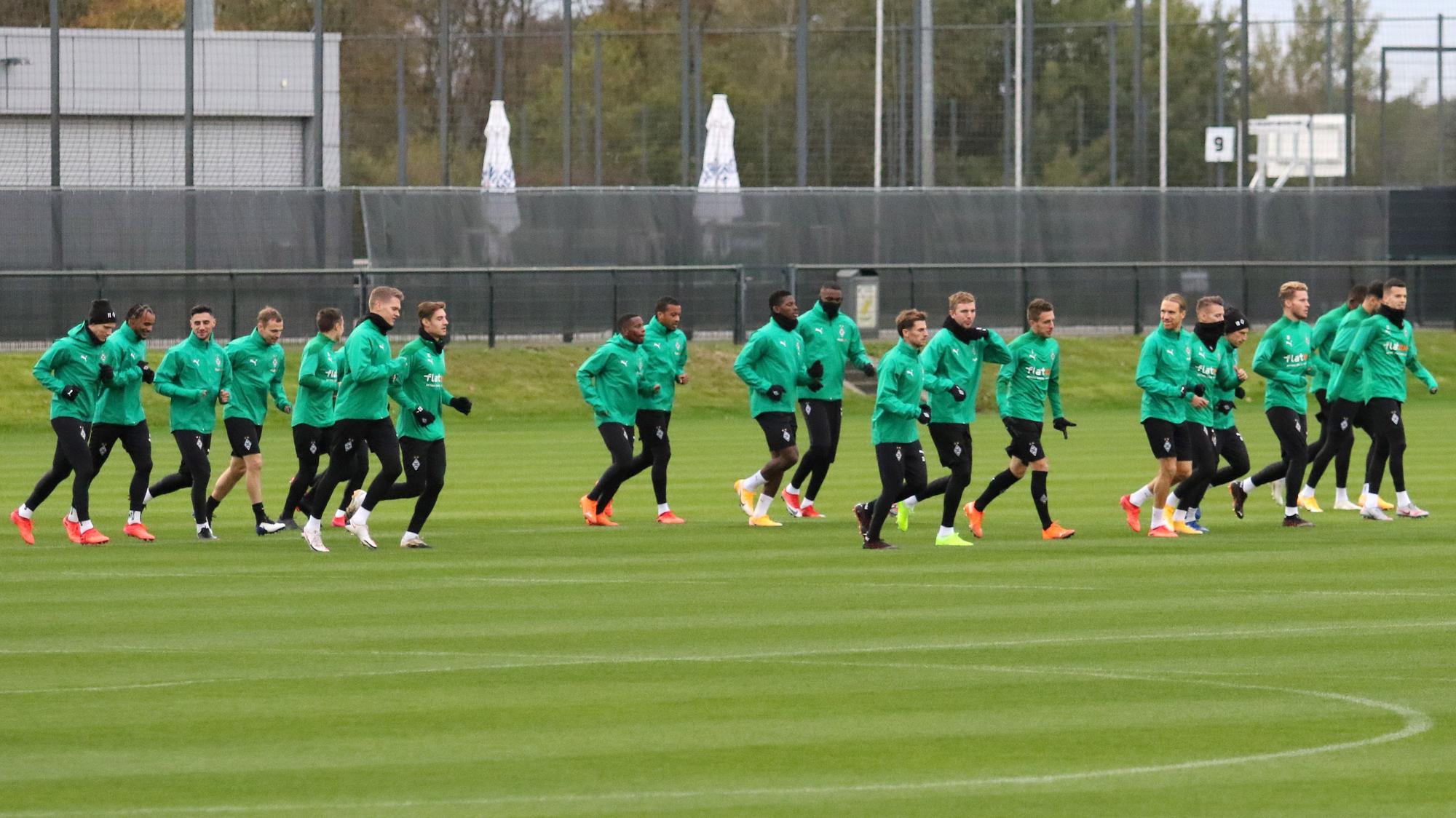 Die Mannschaft von Borussia Mönchengladbach beim letzten öffentlichen Training vor der Partie gegen Real Madrid auf dem Trainingsplatz im Borussia-Park.