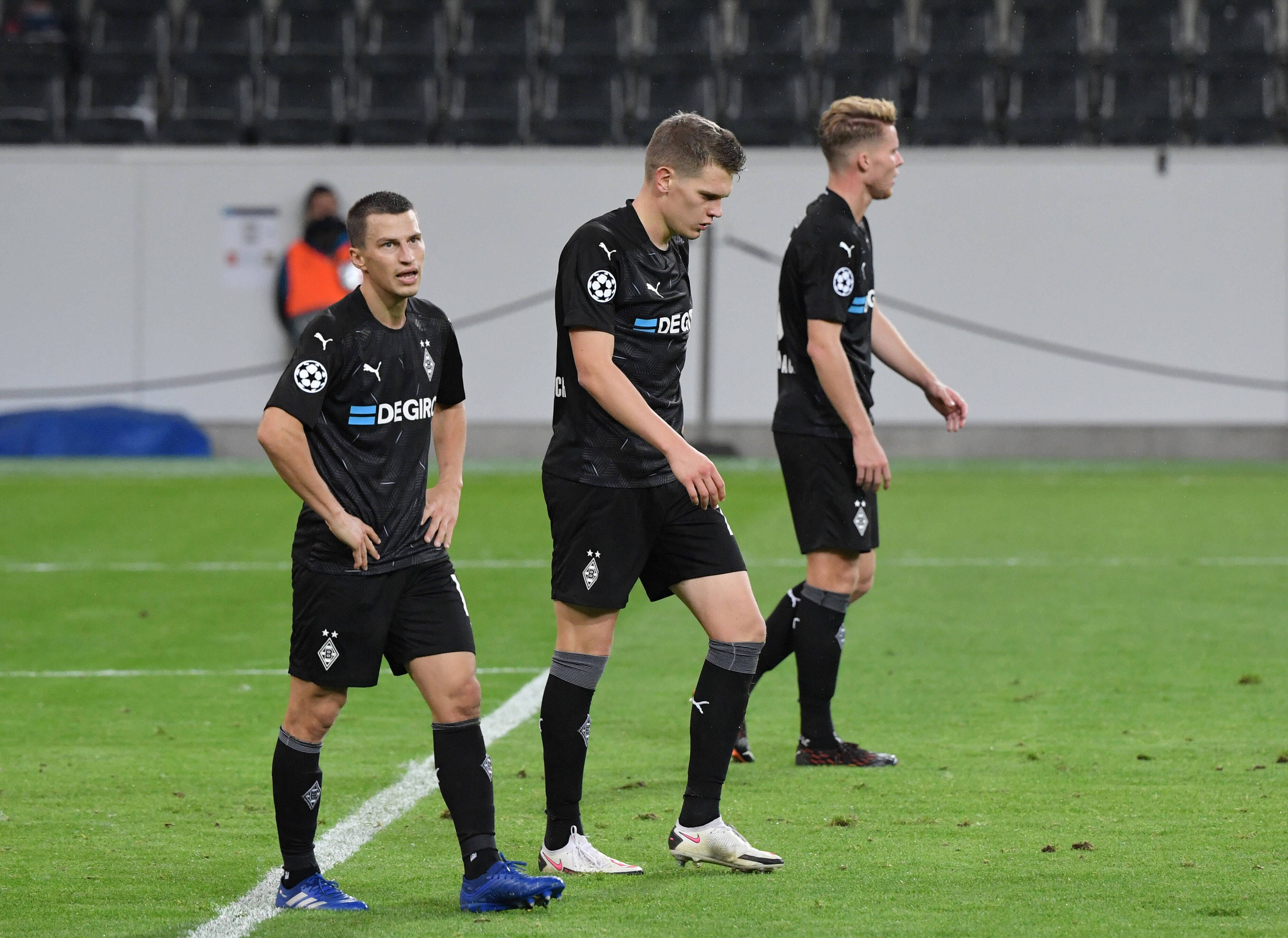 Stefan Lainer (l.), Matthias Ginter (M.) und Nico Elvedi (r.), Spieler der Gladbacher Borussia, zeigen ihre Enttäuschung nach dem Remis in der Champions League gegen Real Madrid.