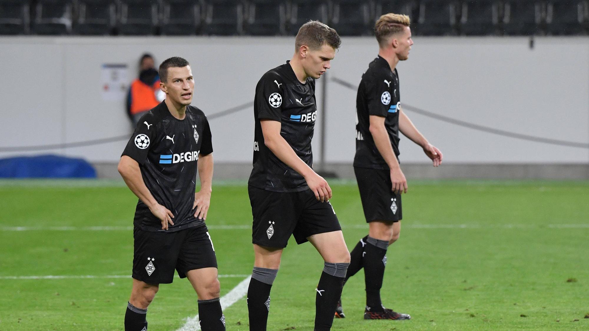 Stefan Lainer (l.), Matthias Ginter (M.) und Nico Elvedi (r.), Spieler der Gladbacher Borussia, zeigen ihre Enttäuschung nach dem Remis in der Champions League gegen Real Madrid.