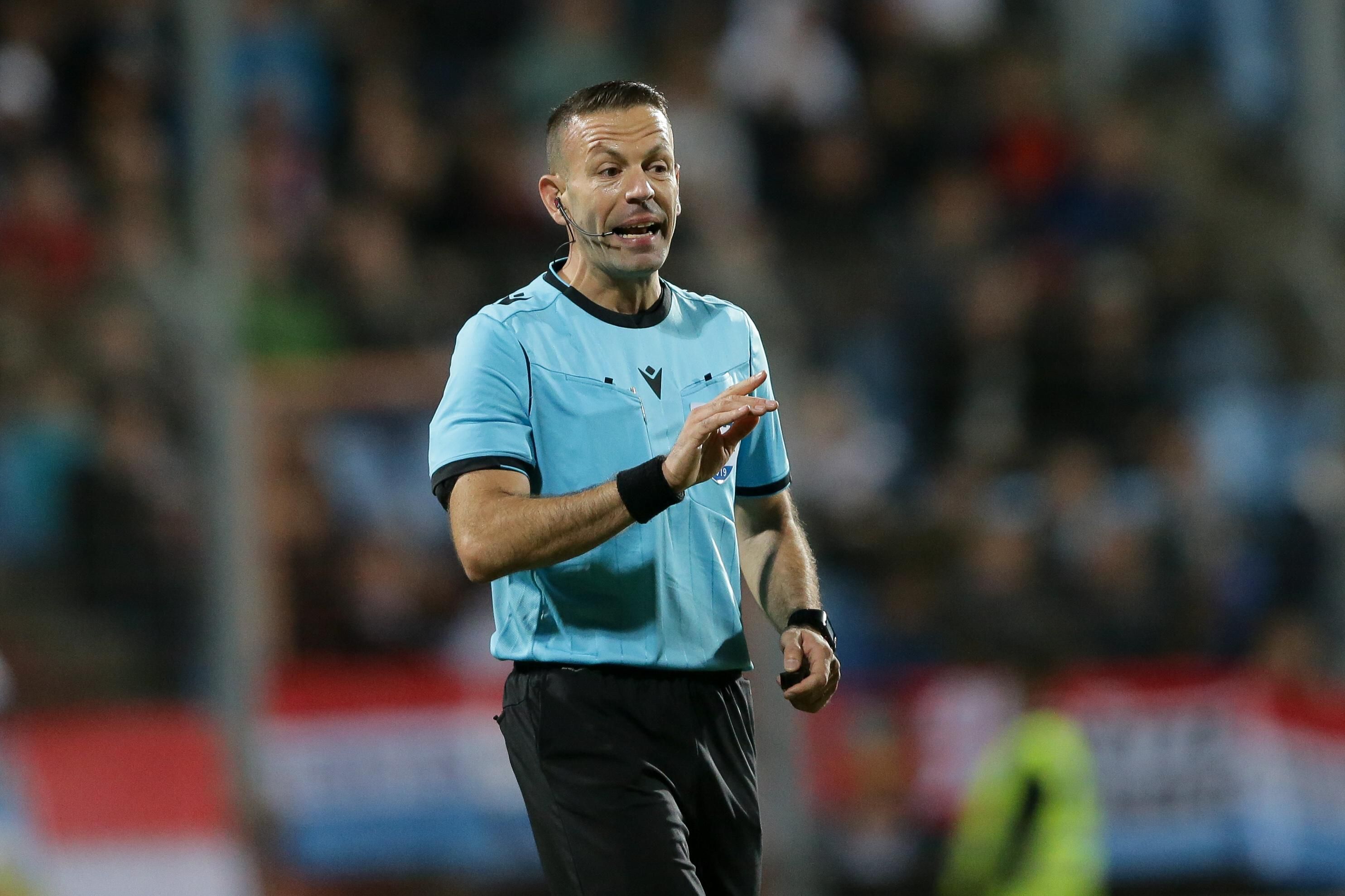 Schiedsrichter Orel Grinfeld aus Israel leitet 2019 eine Partie in der UEFA-EM-Qualifikation, dabei gestikuliert er mit dem rechten Arm.