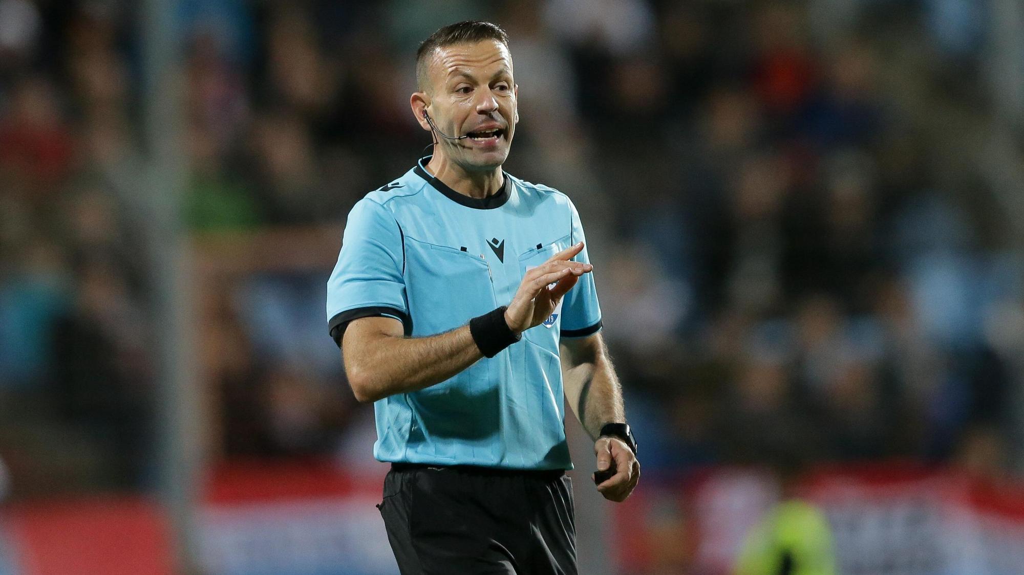 Schiedsrichter Orel Grinfeld aus Israel leitet 2019 eine Partie in der UEFA-EM-Qualifikation, dabei gestikuliert er mit dem rechten Arm.