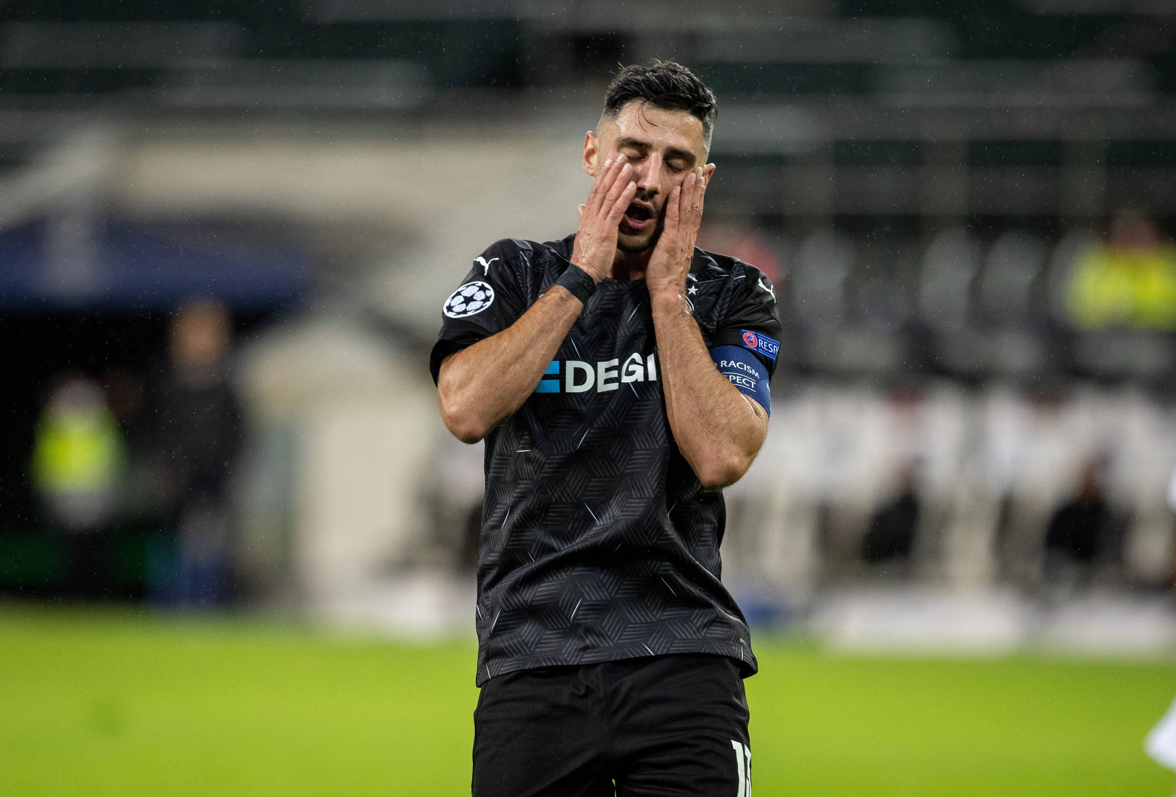 Lars Stindl, Kapitän der Gladbacher Borussia, fasst sich nach dem 2:2 in der Champions League gegen Real Madrid mit beiden Händen ins das Gesicht.