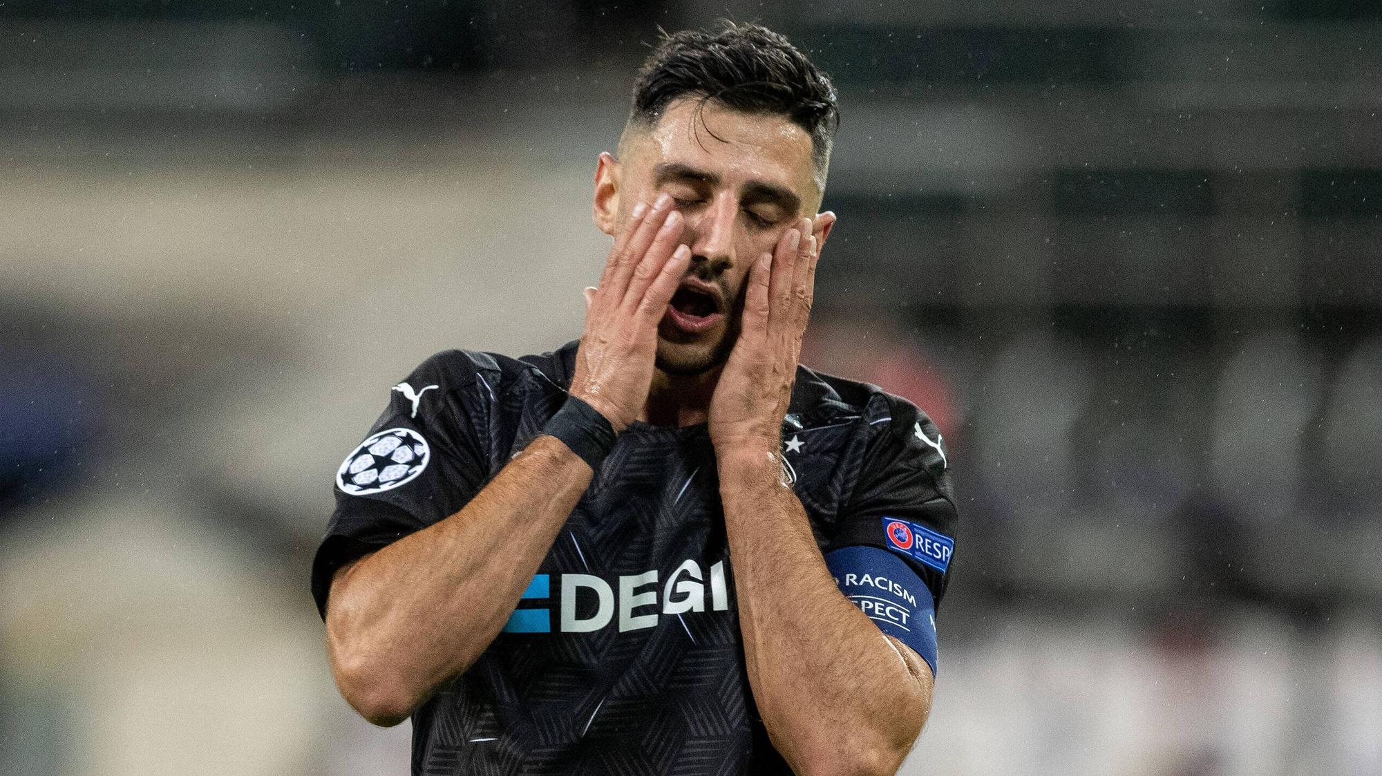 Lars Stindl, Kapitän der Gladbacher Borussia, fasst sich nach dem 2:2 in der Champions League gegen Real Madrid mit beiden Händen ins das Gesicht.