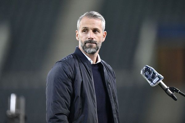 Marco Rose, Trainer der Gladbacher Borussia, blickt vor einem Interview noch einmal mit skeptischem Gesichtsausdruck in die Kamera eines Fotografen.