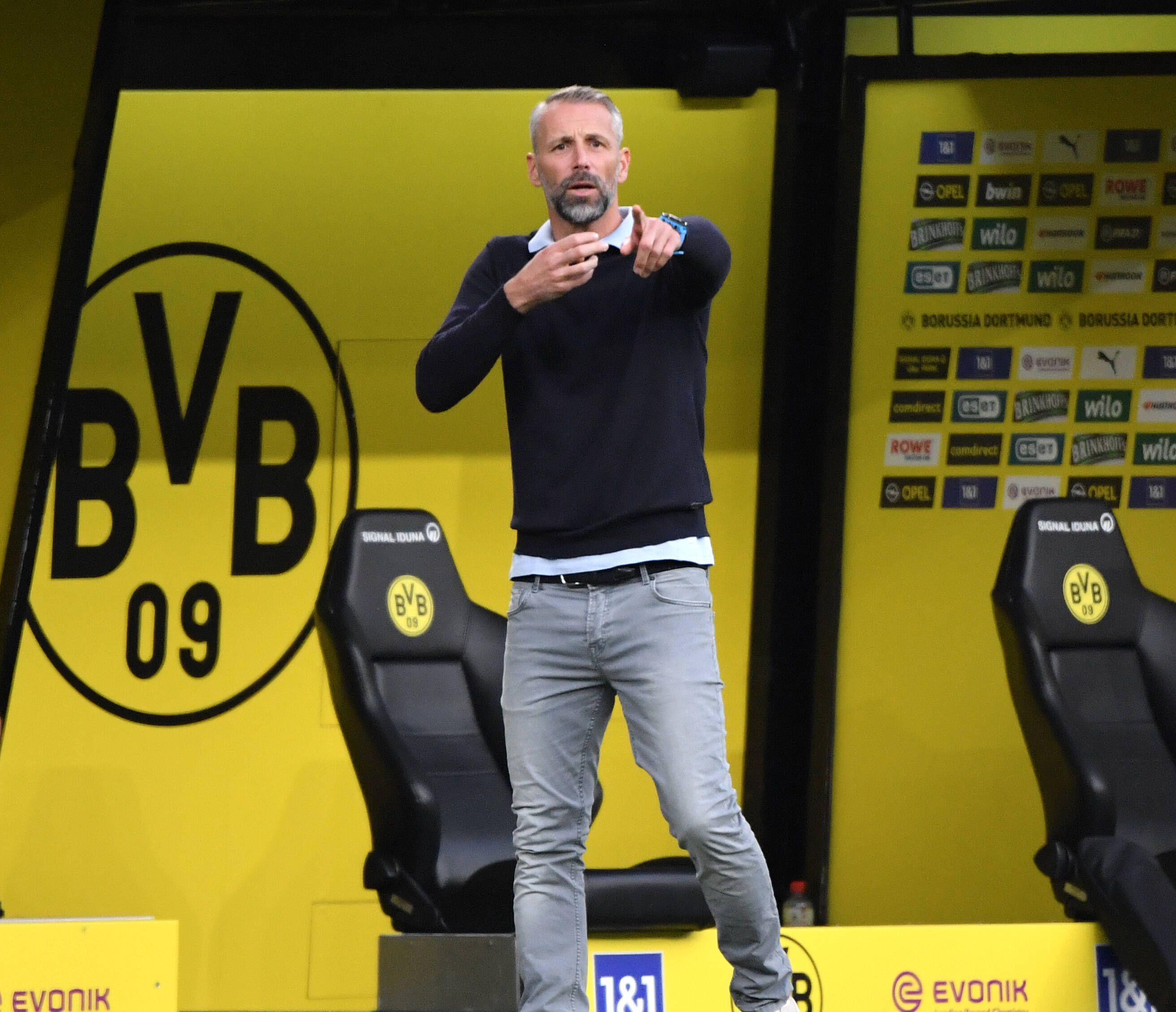 Marco Rose, Trainer der Gladbacher Borussia, dirigiert mit den Armen im vergangenen September an der Seitenlinie seine Mannschaft beim Bundesliga-Duell in Dortmund.
