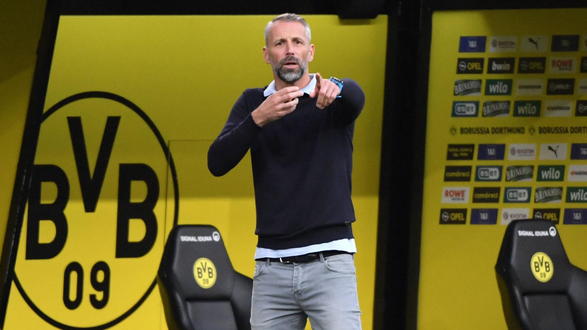 Marco Rose, Trainer der Gladbacher Borussia, dirigiert mit den Armen im vergangenen September an der Seitenlinie seine Mannschaft beim Bundesliga-Duell in Dortmund.