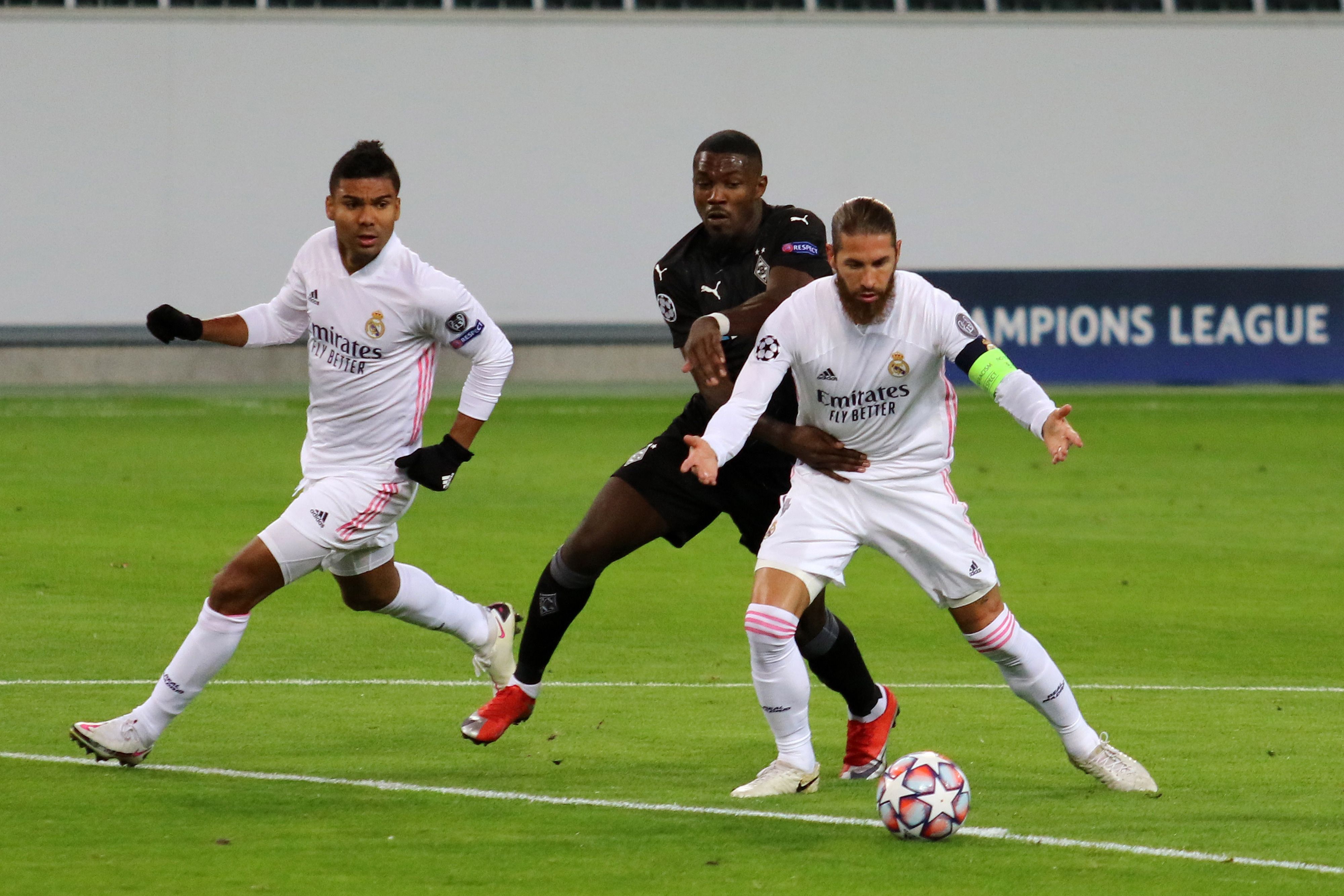 Borussias Marcus Thuram (Mitte) im Zweikampf mit Real Madrids Sergio Ramos (rechts). Im Hintergrund Real Madrids Casemiro.