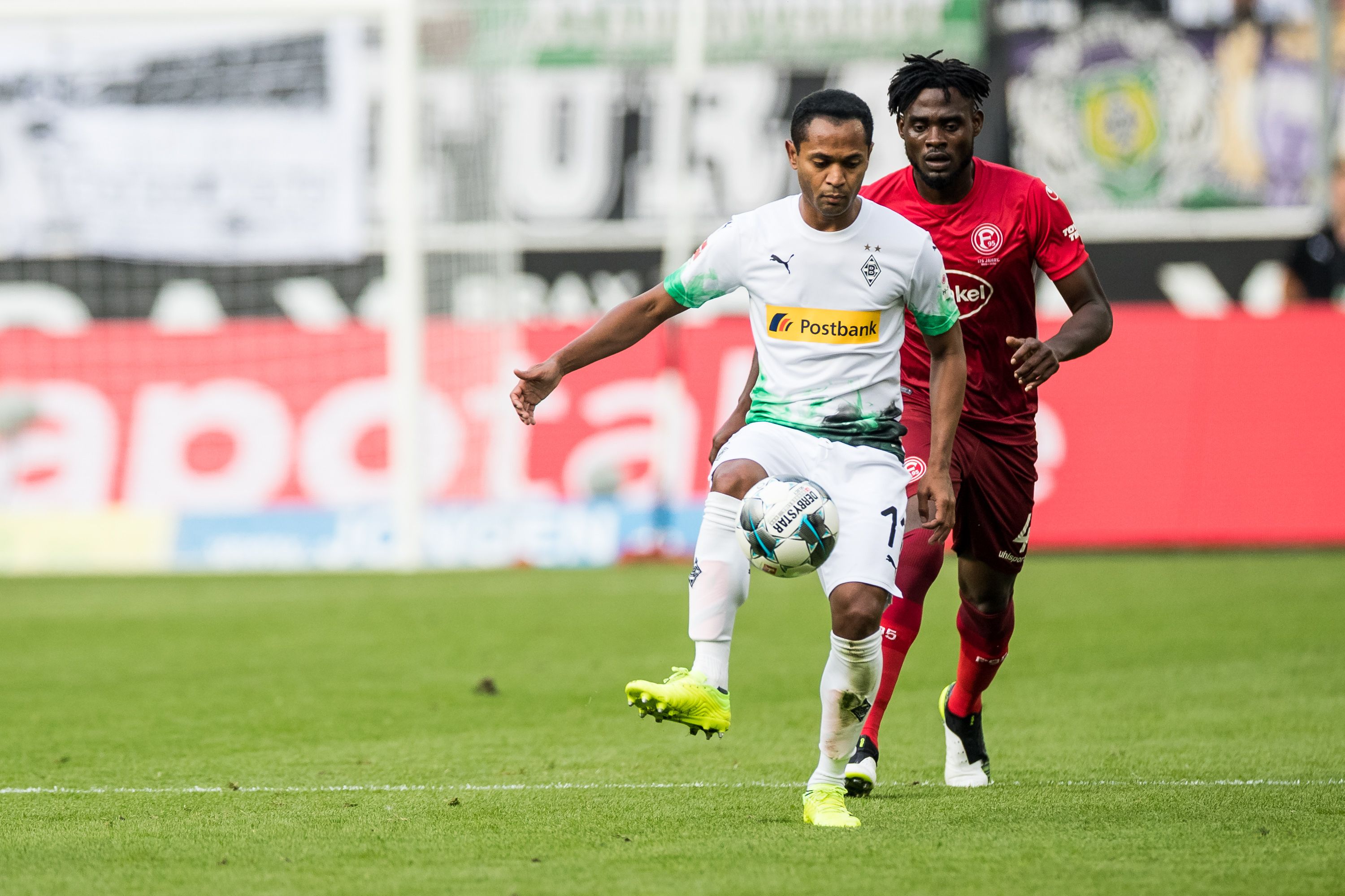 Ex-Gladbach-Star Raffael, links im Bild, kontrolliert im Bundesliga-Duell 2019 gegen Fortuna Düsseldorf den Ball.