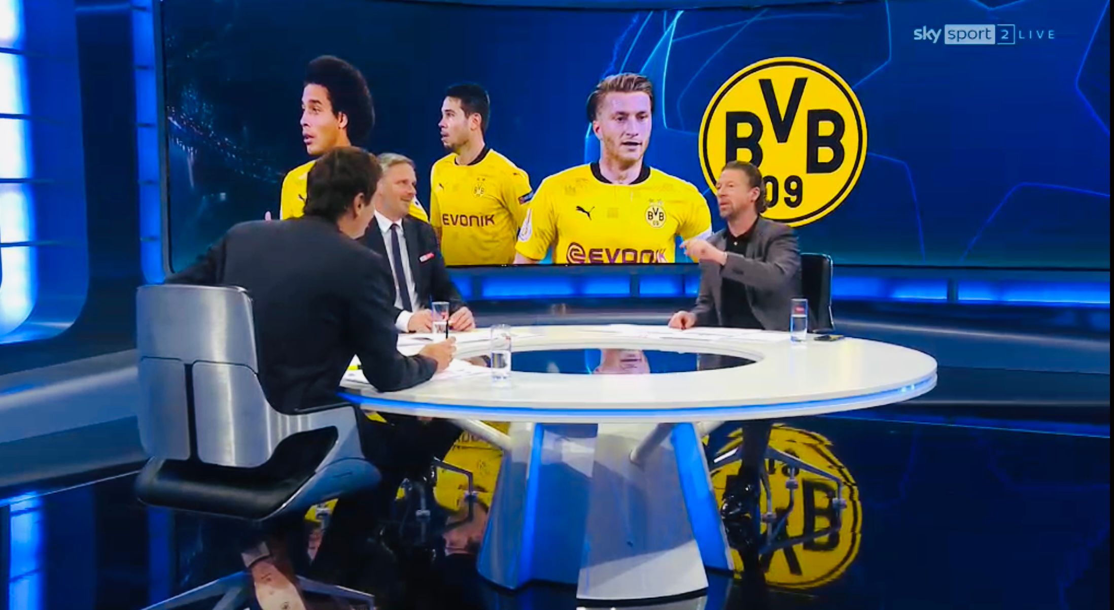 Sky-Moderator Sebastian Hellmann (mit dem Rücken zur Kamera), Ex-Nationalspieler Dietmar Hamann (Mitte) und Europameister Steffen Freund (r.) diskutierten am Mittwochabend live über das Trainer-Thema bei Fußball-Bundesligist Borussia Dortmund.