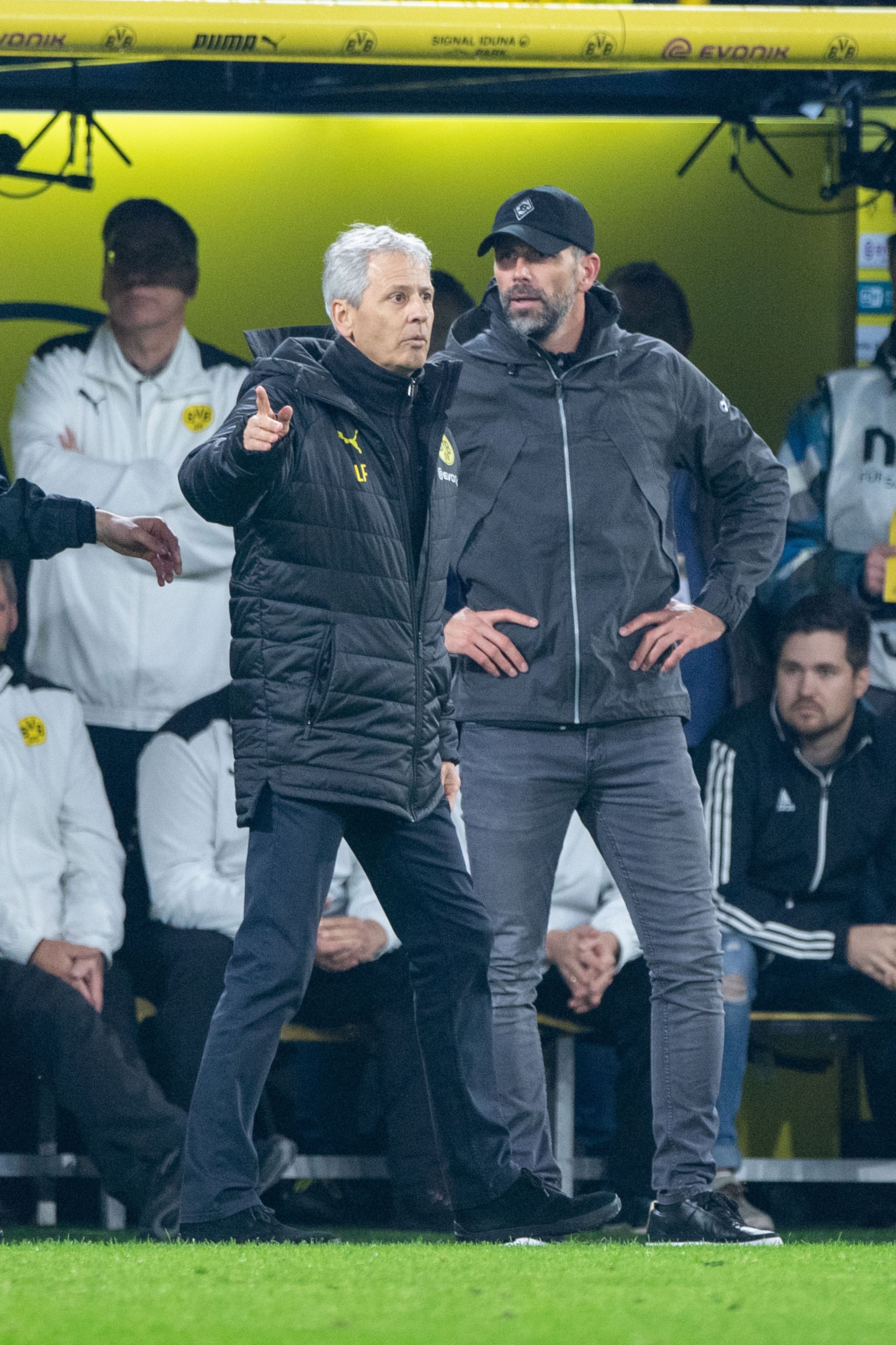 Bei einem Duell ihrer Mannschaften im Oktober 2019 in Dortmund stehen sich BVB-Trainer Lucien Favre (l.) und sein Gladbacher Kollegen Marco Rose an der Seitenlinie gegenüber.