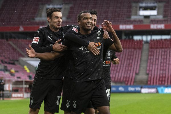 Stürmer Alassane Plea von Borussia Mönchengladbach wird von seinen Mitspielern gefeiert.