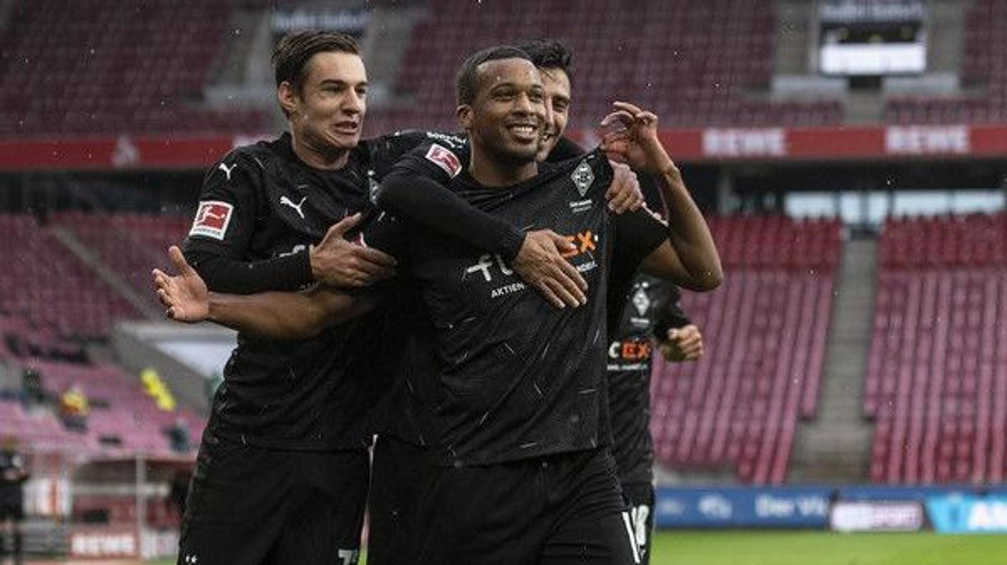 Stürmer Alassane Plea von Borussia Mönchengladbach wird von seinen Mitspielern gefeiert.