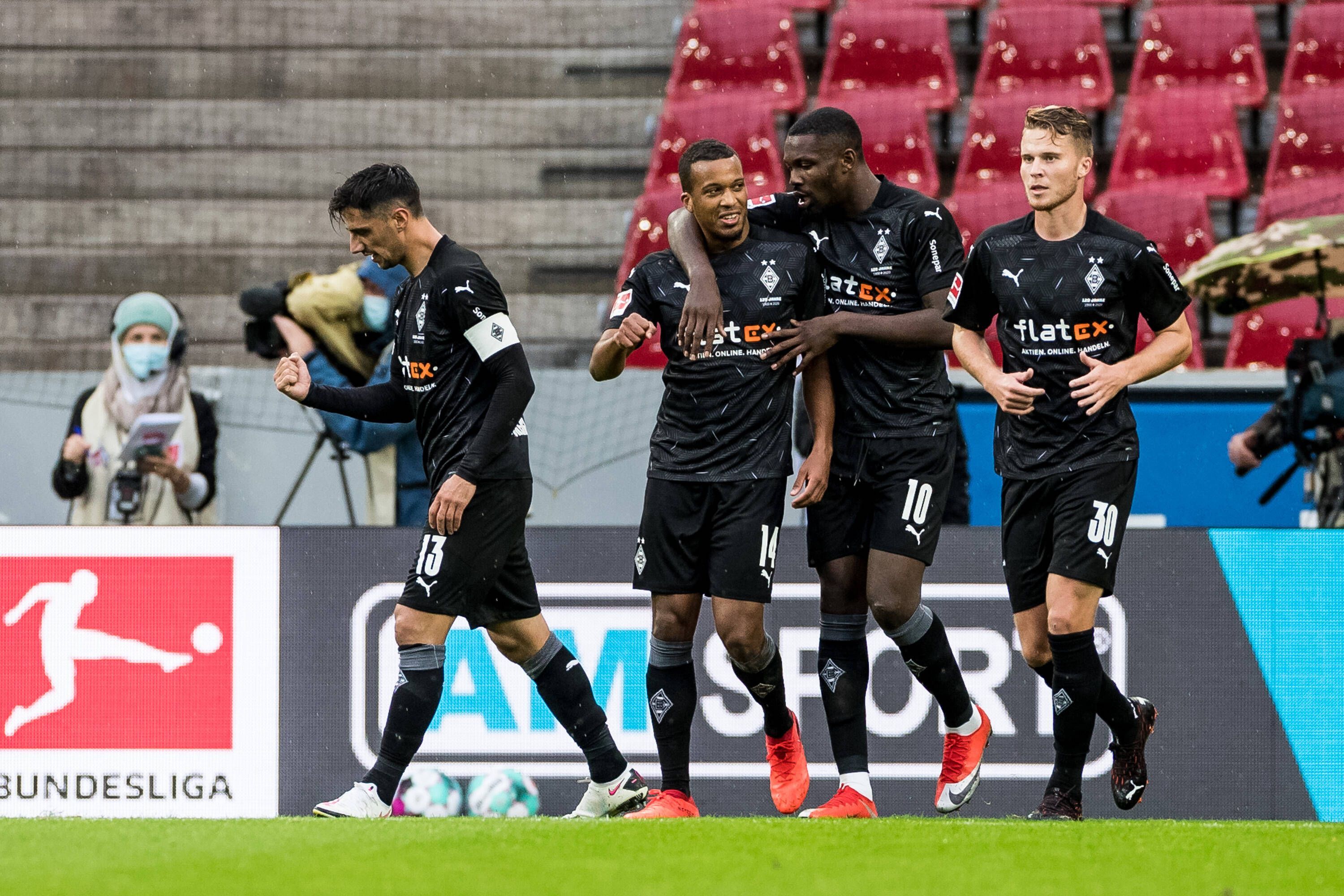Lars Stindl, Alassane Plea, Marcus Thuram und Nico Elvedi bejubeln das 1:0.