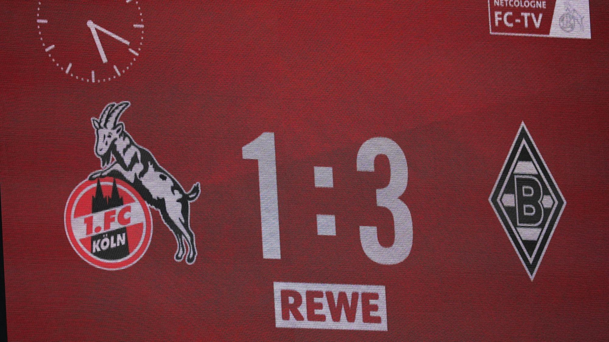 Die Anzeigetafel im Kölner Stadion nach dem Gladbacher Sieg.