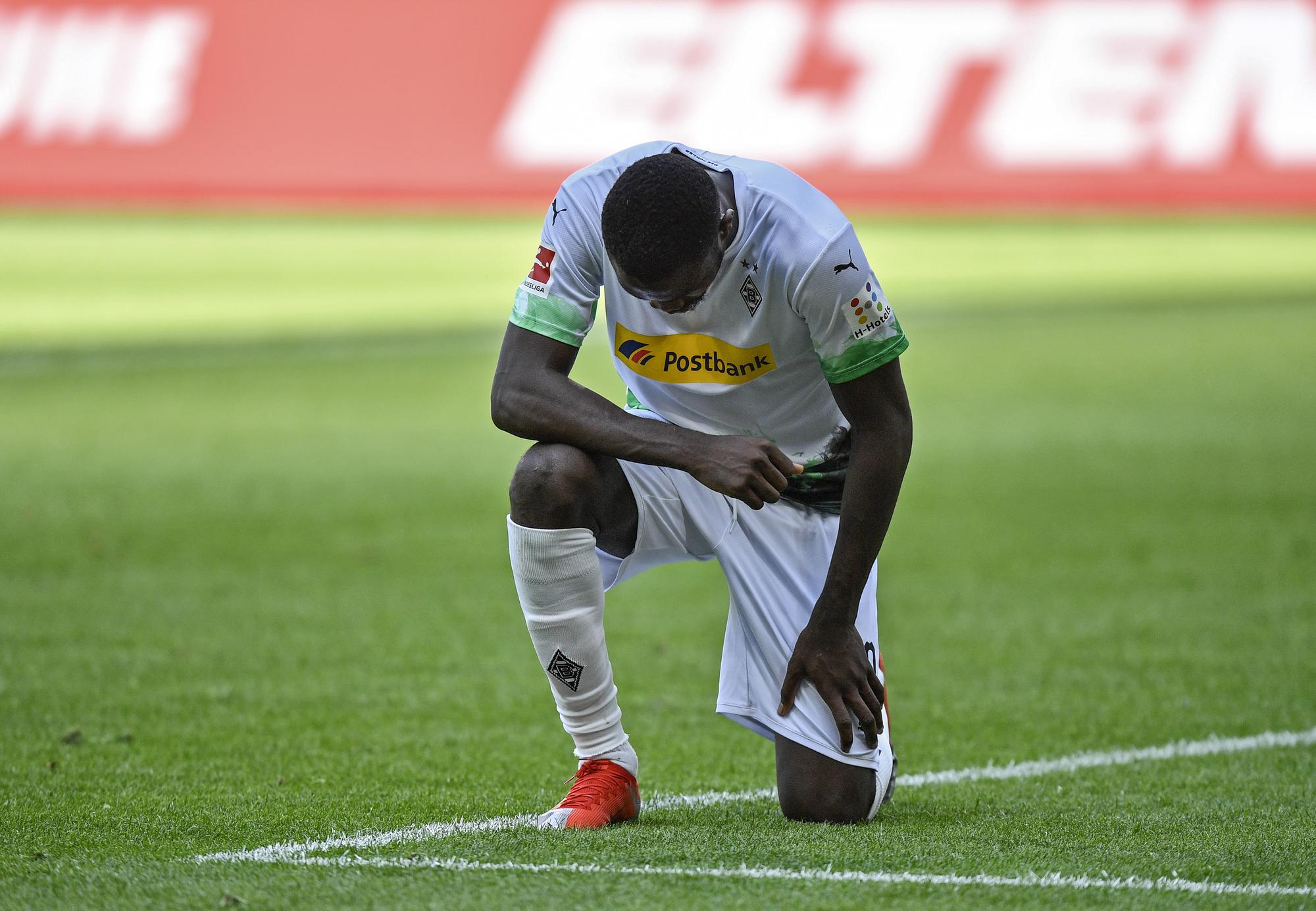 Mit dieser Geste setzte Marcus Thuram nach seinem Treffer gegen Union Berlin im Mai ein Zeichen gegen Rassismus.