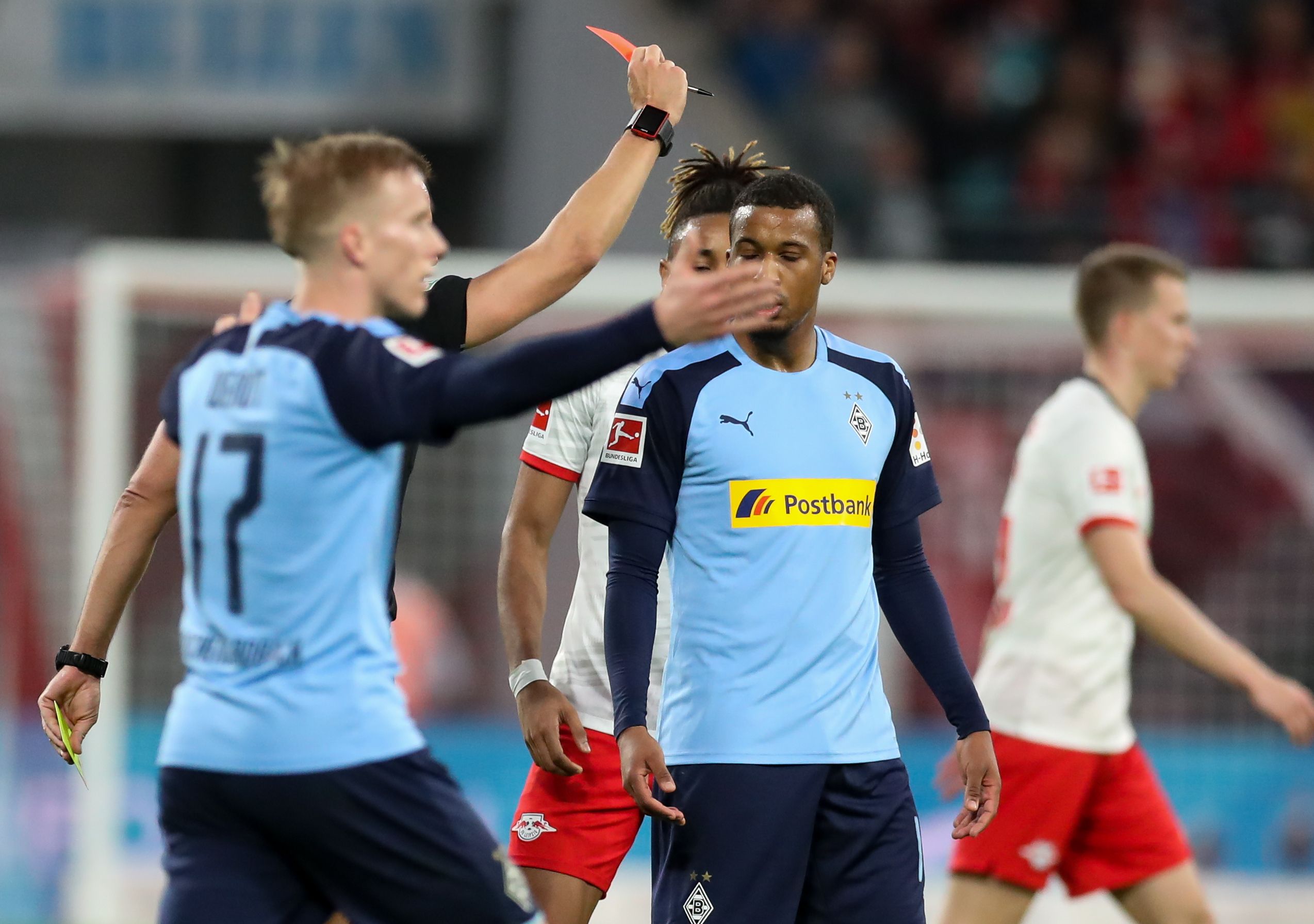 Alassane Plea (r.) fliegt beim letzten Spiel in Leipzig vom Platz.