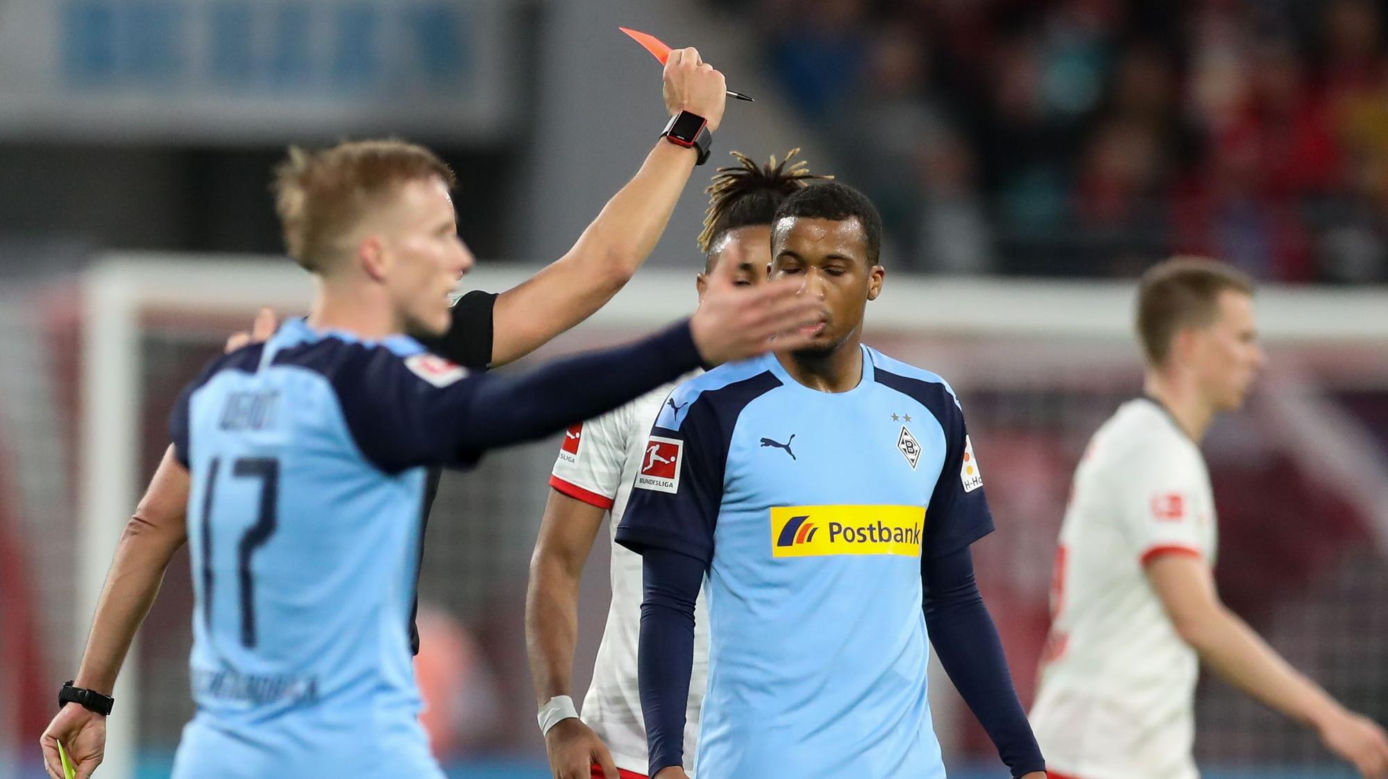 Alassane Plea (r.) fliegt beim letzten Spiel in Leipzig vom Platz.