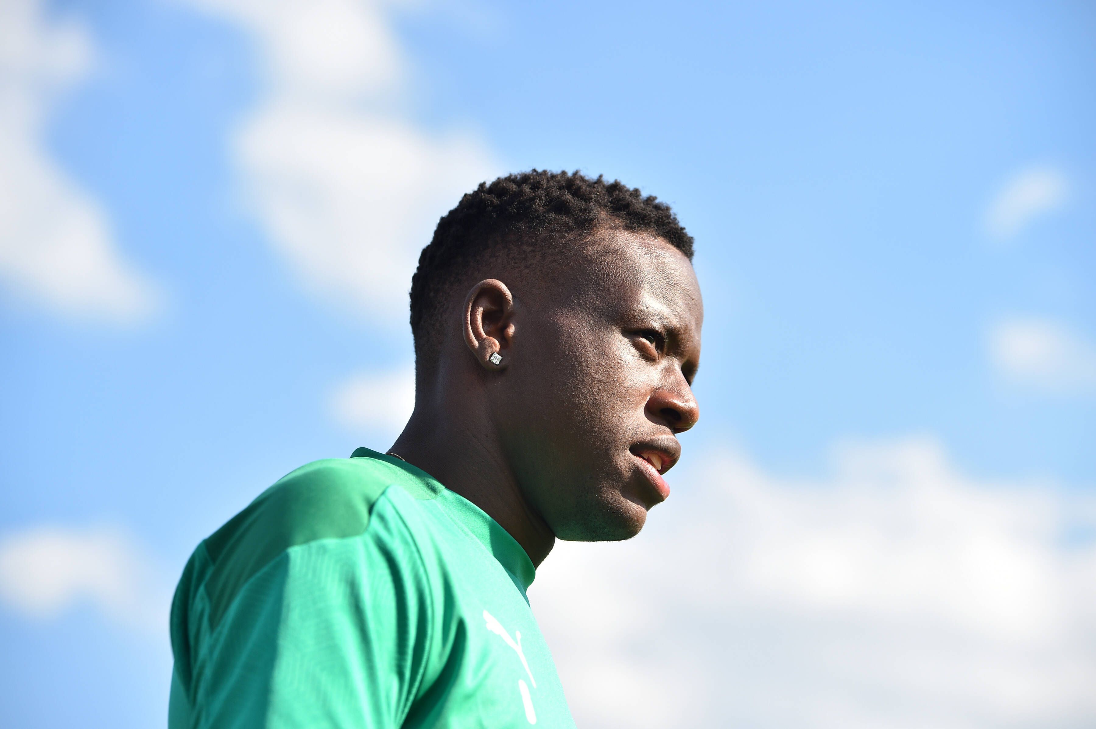 Fußball-Profi Denis Zakaria von Borussia Mönchengladbach blickt in die Ferne.