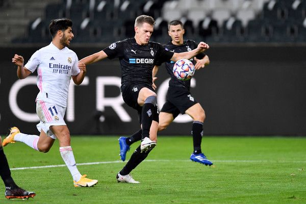 Borussias Abwehrchef Matthias Ginter (r.) kämpft mit Marco Asensio (l.) von Real Madrid im Champions-League-Duell am vergangenen Mittwoch um den Ball.