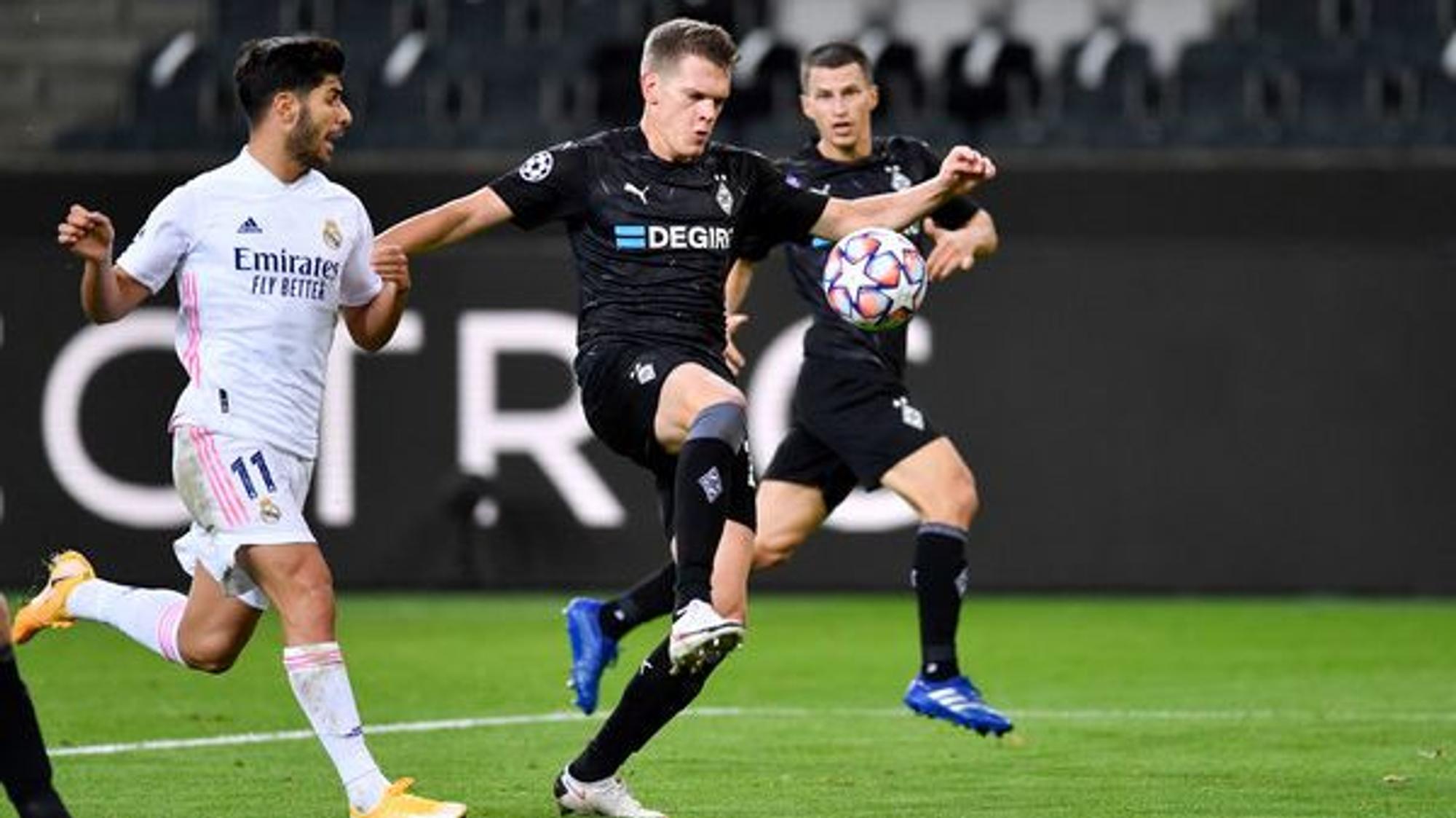 Borussias Abwehrchef Matthias Ginter (r.) kämpft mit Marco Asensio (l.) von Real Madrid im Champions-League-Duell am vergangenen Mittwoch um den Ball.
