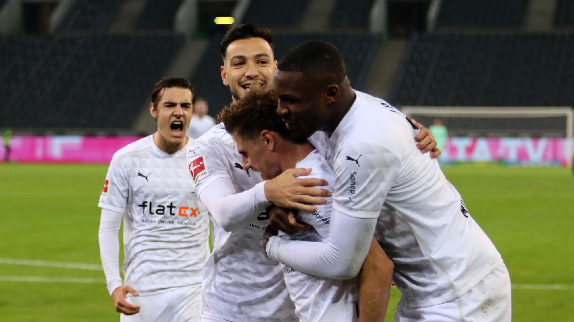 Florian Neuhaus, Ramy Bensebaini, Jonas Hofmann und Marcus Thuram (v.l.) feiern einen Treffer gegen VfL Wolfsburg.