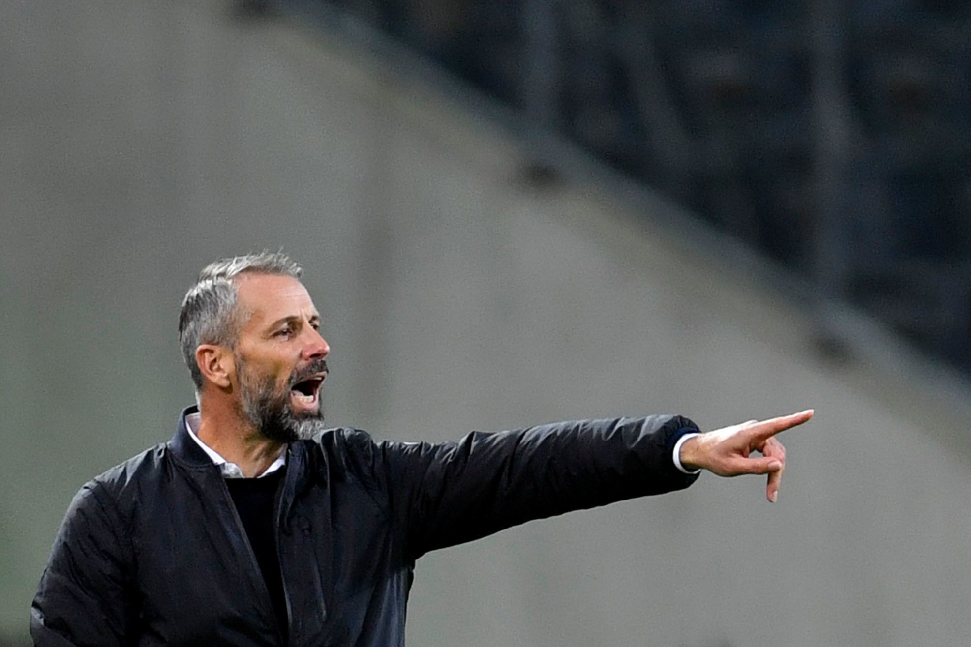 Gladbachs Trainer Marco Rose coacht sein Team im Spiel gegen Real Madrid.