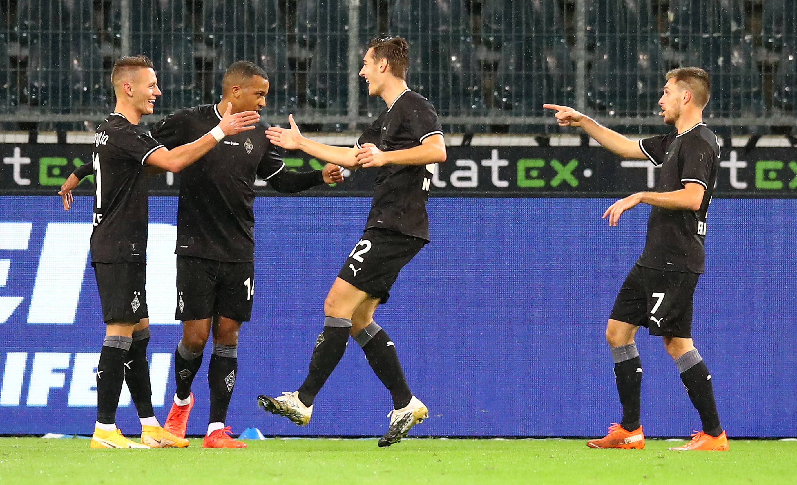 Hannes Wolf, Alassane Plea, Florian Neuhaus und Patrick Herrmann (von l.n.r.) bejubeln den Siegtreffer für Borussia gegen Leipzig.